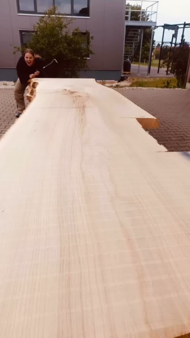 Frisch zurück aus der Zierlmühle Pfaffenhofen ?
Die geschnittenen Eichenbohlen haben mächtige 1,35 m Breite und eine Stärke von 60–80 mm. Heimisches Holz mit Charakter – genau das, was wir lieben! ?
Ob als massive Tischplatte oder als besonderes Möbelstück: Aus diesem einzigartigen Material entstehen echte Unikate. Wir freuen uns auf die Verarbeitung – mit ganz viel Liebe zum Detail und zur Natur. ?
#schreinereiingolstadt #eiche #massivholz #tischplatte #unikat #heimischesholz #zierlmühle #pfaffenhofenanderilm #holzliebe #handwerkmitherz