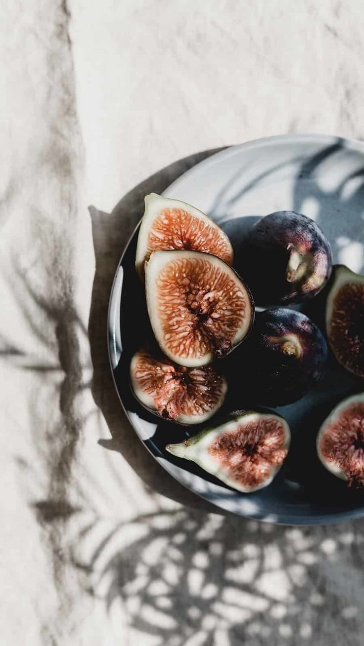 Mes conseils :
> Adopter une alimentation qui ne soit pas trop riche en graisses saturées et en sucres ajoutés et qui génère peu de déchets mucogènes (les farines blanches, le gluten, la surconsommation de riz…)
> Avoir un foie efficient et une bile au top qui parvient à faire son recyclage hormonal et un transit régulier pour que les hormones usagées soient correctement évacuées. De cette manière on peut prévenir les déséquilibres hormonaux.
> Utiliser des produits non-agressifs et décapants, trop de gommages, trop de produits à base d’huiles estérifiées et de sillicones notamment…
> Avoir une bonne hydratation cellulaire.
> Laisser sa peau un jour par semaine au repos (sans produits appliqués sur elle)
•••
(La liste dans le reel n’est pas exhaustive)
#peausaine #peauensanté #teintlumineux #acné #peaugrasse #peaumixte #zonetgrasse #cosmetique #naturopathie