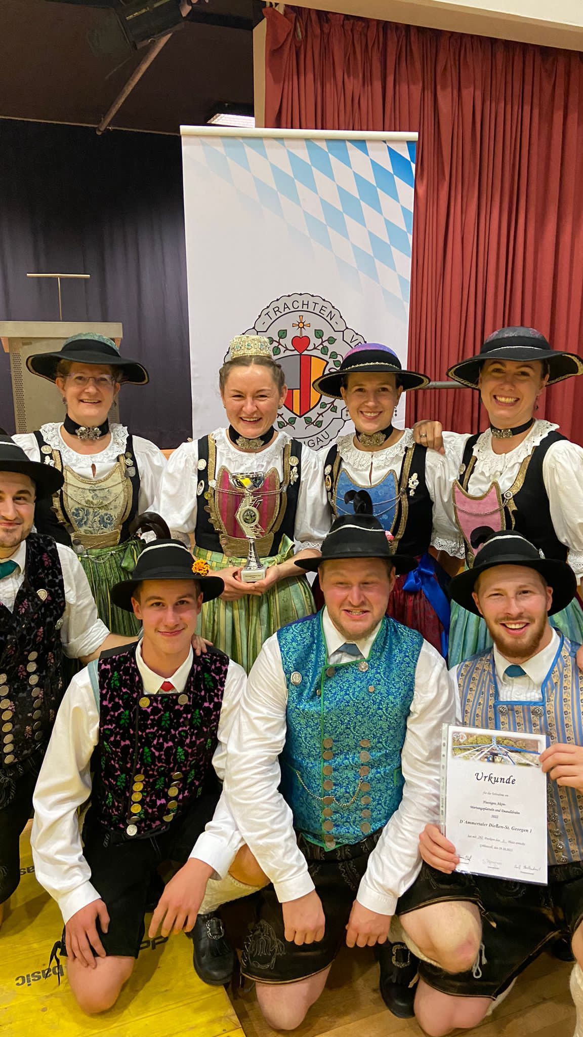 Gestern durften wir beim Wertungsplattln & -drehn beim @trachtenverein_groebenzell teilnehmen. Wir sind super stolz auf alle unsere Teilnehmer und hatten einen wirklich lustigen Abend. Endlich hatte man auch mal wieder Zeit und die Möglichkeit sich in Ruhe mit anderen Vereinen auszutauschen. 
.
.
.
#trachtenvereindiessen #trachtenliebe #lederhose #tanzen #plattler #dirndl #wettkampf #scheewars #austausch #trachtenverein