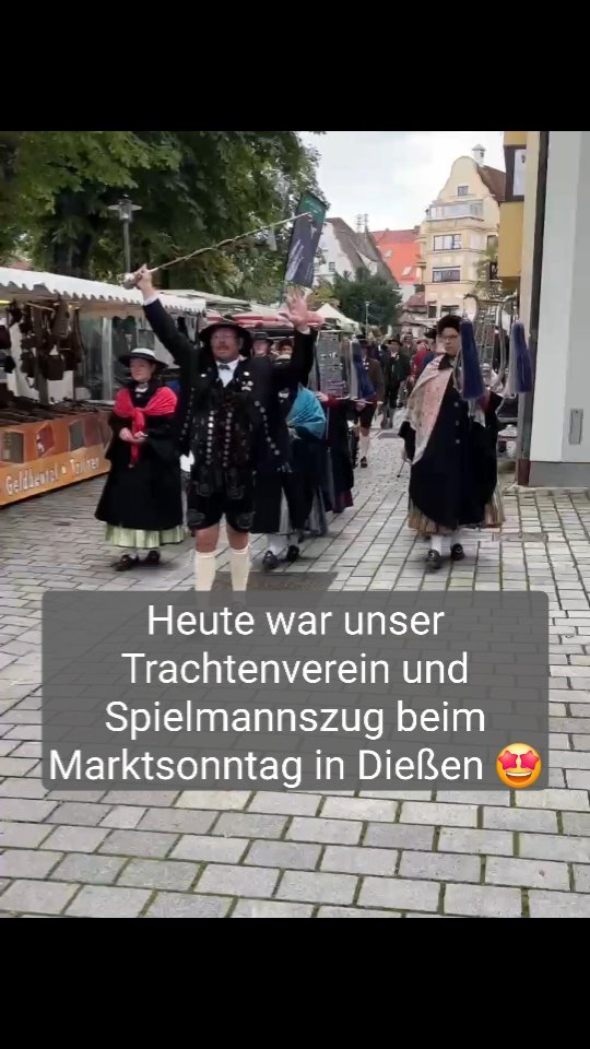 Heute waren wir beim Marktsonntag in Dießen am Ammersee anzutreffen. ? Unser Spielmannszug spielte die Eröffnung des Marktes. ?? Anschließend durfte auch noch die Trachtenjugend auftreten. ? An unserem Info-Stand konnte man sich über uns und unser Gewand informieren und wir zauberten tolle Frisuren. ??♀️ Sogar das Wetter hat gut mitgespielt. ⛅ Es war ein sehr gelungener Tag heute und wir freuen uns schon auf das nächste Mal. ?
#Trachtenverein #Vereinsleben #Marktsonntag #Spielmannszug #Trachtenjugend #Trachtenfrisuren #Tracht