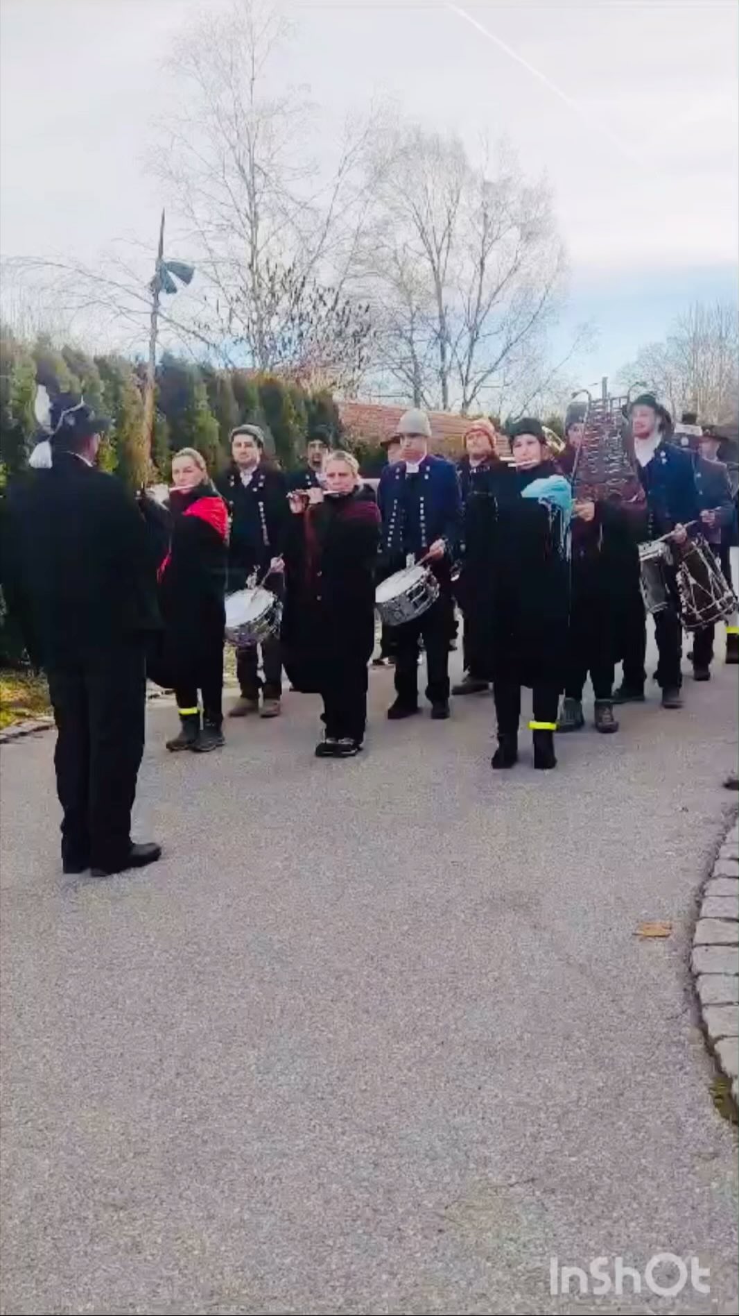 Der Spielmannszug des HTV Dießen/St. Georgen ist wieder unterwegs. ? Wir wünschen allen A GUADS NEIS (ein gutes neues Jahr) und freuen uns über eure Spenden. Unsere Sammler sind fleißig unterwegs und klingeln bei euch, um unseren Wunsch und Bitte an euch zu überbringen. Auf viel Glück, Freude, Erfolg und Gesundheit. ?? #spielmannszug #neuesjahrmitmusik