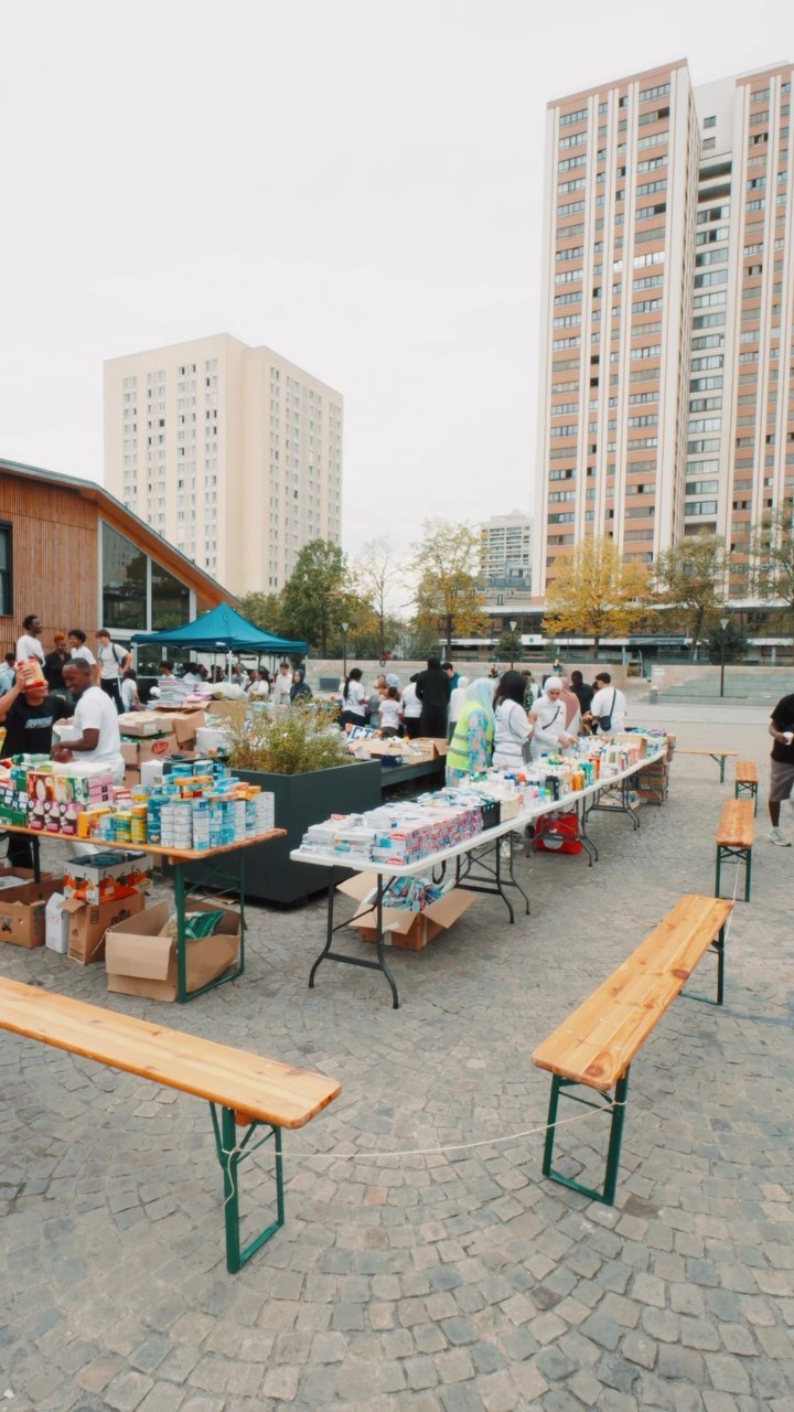 ? Le dimanche 17 septembre était une journée spéciale !
Nous avons organisé un marché totalement gratuit pour tous les étudiants d’Île-de-France en collaboration avec Les Jeunes Ambitieux, House of Help.?
? Les produits généreusement récoltés dans les magasins (Carrefour, Monoprix, Hmarket et Casino), ainsi que le soutien de l’association Règles Élémentaires pour les protections hygiéniques, ont fait de cette journée une réussite.
?♂️ Un immense merci également à Wilson Barber, Isma et Hype Barber pour avoir tenu le stand de coiffure. Vous avez contribué à rendre cette journée encore plus spéciale !
? Et enfin, un grand merci à tous les bénévoles qui ont contribués à la collecte et à la préparation de ce marché. Votre dévouement a fait la différence !
? : @videosmose
#Solidarité #EnsemblePourLesÉtudiants #MerciÀTous ??