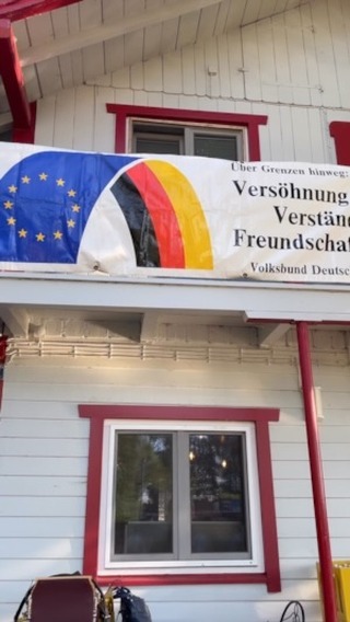 Am 06.08.24 waren wir beim Workcamp für Jugendliche des deutschen Volksbund für Kriegsgräberfürsorge eingeladen.
Wir durften den Jugendlichen eine kleine Einführung in bayerische Volkstänze geben und wurden vom Volksbund ganz herrlich mit boarischen Schmankerl versorgt.
Der Volksbund Deutsche Kriegsgräberfürsorge e. V. ist eine humanitäre Organisation. Er widmet sich im Auftrag der Bundesregierung der Aufgabe, Kriegstote im Ausland zu suchen und zu bergen, sie würdig zu bestatten und ihre Gräber zu pflegen. Der Volksbund betreut Angehörige und berät öffentliche und private Stellen in Fragen der Kriegsgräberfürsorge, auch international. Er engagiert sich in der Erinnerungskultur und fördert die Begegnung und Bildung junger Menschen an den Ruhestätten der Toten.  #trachtenverein #diessen #diessenamammersee #tracht #vereinsleben #boarisch #tanzen #lederhose #dirndl #bayerisch #brauchtum #bayern #kriegsgräberfürsorge
