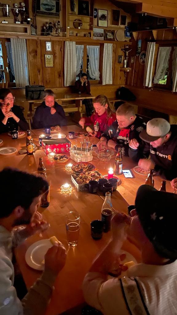 Türchen 20 zeigt die Weihnachtsfeier vom Spielmannszug. Klein, gemütlich und jedes Jahr wieder schön ? 
.
.
.
#advent #adventskalender #weihnachtsfeier #spielmannszug #diessen #glühwein #bier