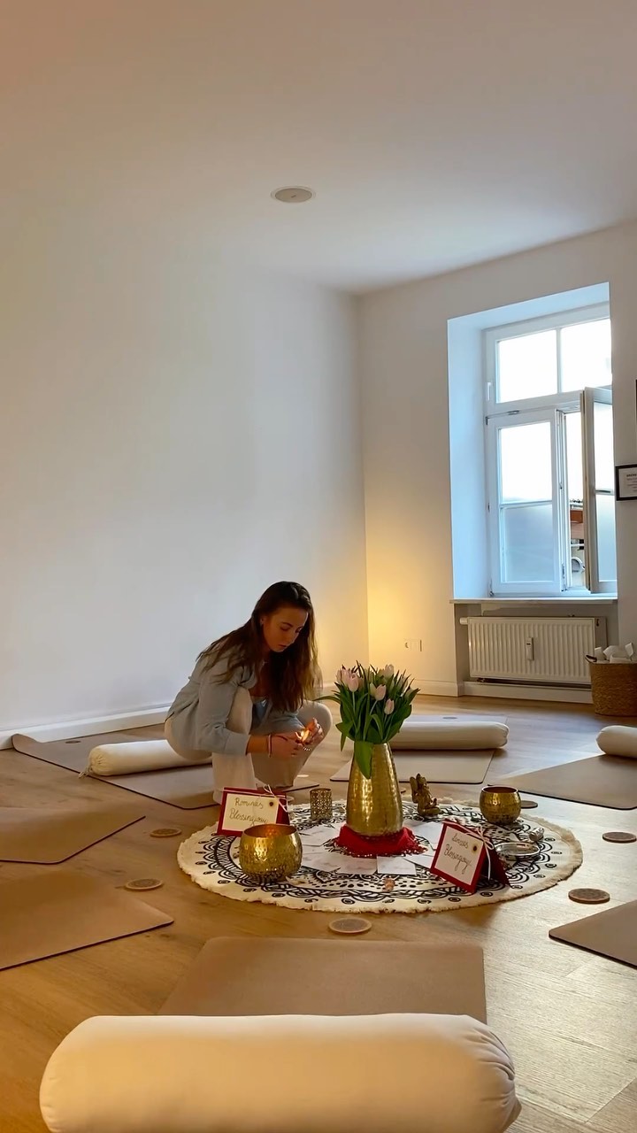?️ Mama Blessing ?️
Ich bin so dankbar, dass ich diese Blessing Zeremonie für gleich zwei zauberhafte Bald-Mamis ausrichten durfte. Es war ein wundervolles Mama Blessing mit kreativ sein, meditieren, Verbundenheit und vor allem viel Kraft und positive Wünsche für die werdenden Mamas.
Möchtest du auch deinen persönlichen Blessing Way haben oder ein Mama Blessing Verschenken? Schreibe uns gerne eine Nachricht. ✨
Deine Mirjam.
#motherhood #blessing #mamawerden
#blessingwaymünchen #mamablessing
#schwangerschaft #blessingway #liebe #womenempowerment