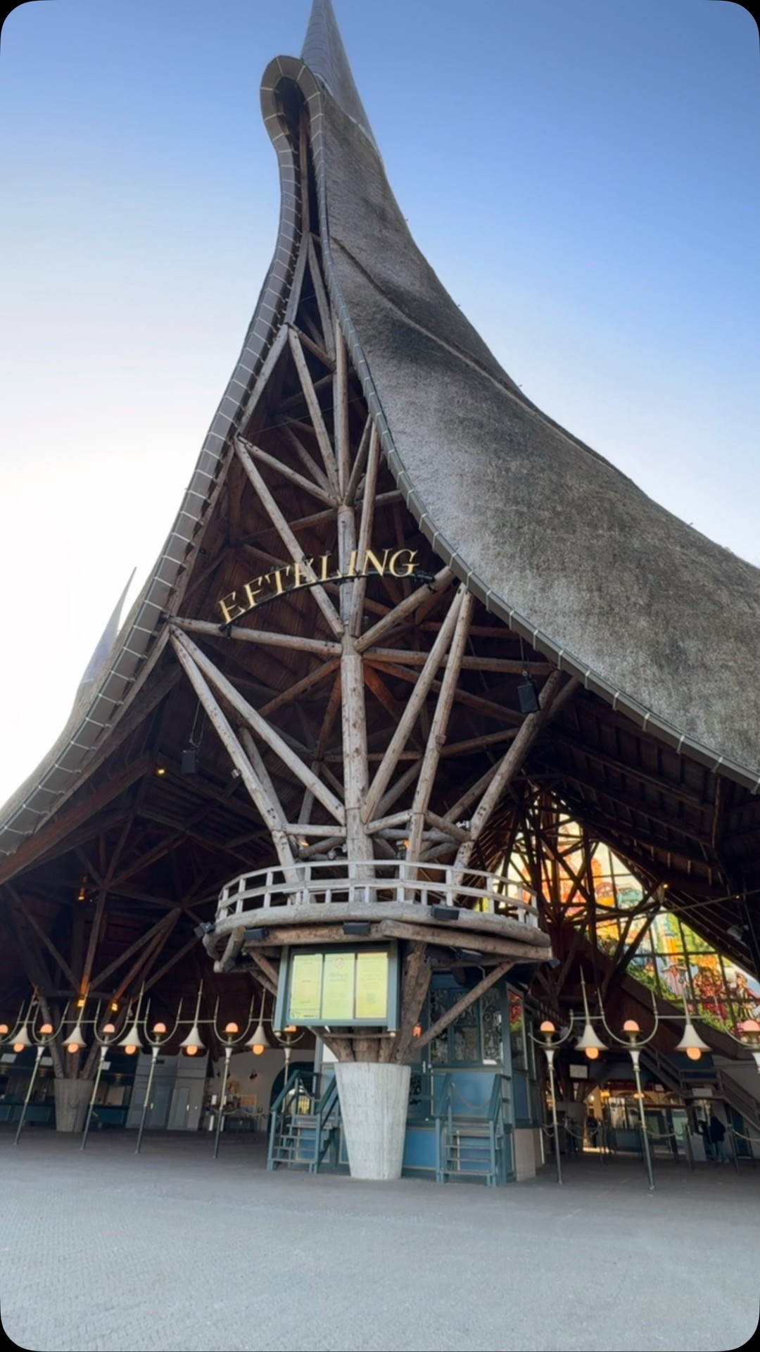 #efteling ist auch im Winter einen Besuch wert. Es ist sogar am Wochenende nicht zu voll und man muss nicht lange anstehen. Unser liebster Freizeitpark. Holt Euch für 25 Euro den Digi Pass. Dann könnt Ihr Eure Fotos der Attraktionen in der Efteling App speichern und runter laden. Diese Werbung erfolgt freiwillig und unbezahlt.
#kaatsheuvel #freizeitpark #niederlande