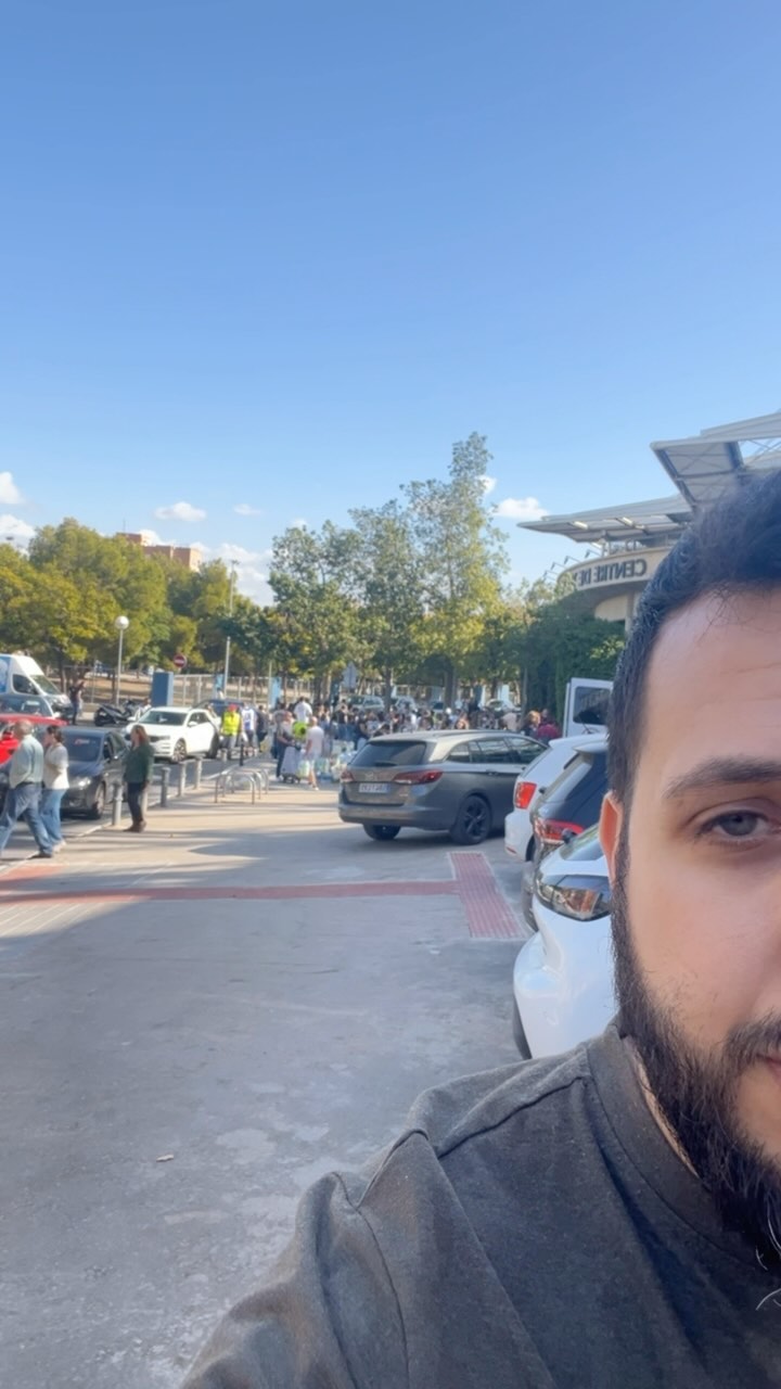 Como bien sabéis muchos este sábado acudimos a Alicante a nuestro distribuidor de hardscape a seleccionar las raíces y rocas personalmente una a una que vendemos en la tienda, ajenos a lo que sucedía, o mejor dicho con la escasa información que llegaba de lo que ocurría en Valencia y pensando que sería como todos los demás años cuando azota la Dana.
Nuestra intención era hacer noche en Alicante, ya que acudimos con nuestros 3 hijos y meterles 8 horas de viaje en un coche era totalmente inviable, así que les prometimos que sería un viaje también para visitar la playa y mojarse los pies, los que tenéis hijos os podéis imaginar la cara de alegría que se les pone, y más cuando les gusta los peces como a su padre.
Casualmente, nos “topamos” con un punto de recogida, y hablando y observando las caras de mucha gente te empiezas a dar cuenta de la verdadera situación, estábamos a hora y media del desastre y con solo ver las caras se sentía que era mucho más gordo de lo que contaban, así que no podíamos quedarnos de brazos cruzados.
Por la proximidad, esa ayuda les estaba llegando rápido comparado con otros puntos de España, por lo que decidimos improvisadamente recaudar dinero para comprar lo que nos dijeron que más se necesitaba, y en menos de 2 horas conseguimos pasar los 200€ para realizar la compra.
Con esto, no queremos dar importancia a nosotros mismos, sacrificamos unos planes, nuestros hijos lo entendieron (muchas veces los peques nos dan lecciones muy valiosas) dejando todo eso a un lado porque lo hicimos desinteresadamente, lo que queremos es decir públicamente que estamos muy orgullosos de la clase de clientes que tiene Aquasalvaje, que a parte de tener una afición muy bonita como es el acuarismo tienen un corazón enorme y donasteis con una velocidad increíble.
Fuerza Valencia❤️
〰️〰️〰️〰️〰️〰️〰️〰️〰️〰️〰️〰️〰️〰️
#aquasalvaje #aquarium #vslencia #alcorcon #madrid #aquascaping #aquascape #dana #elpuebloayudaalpueblo