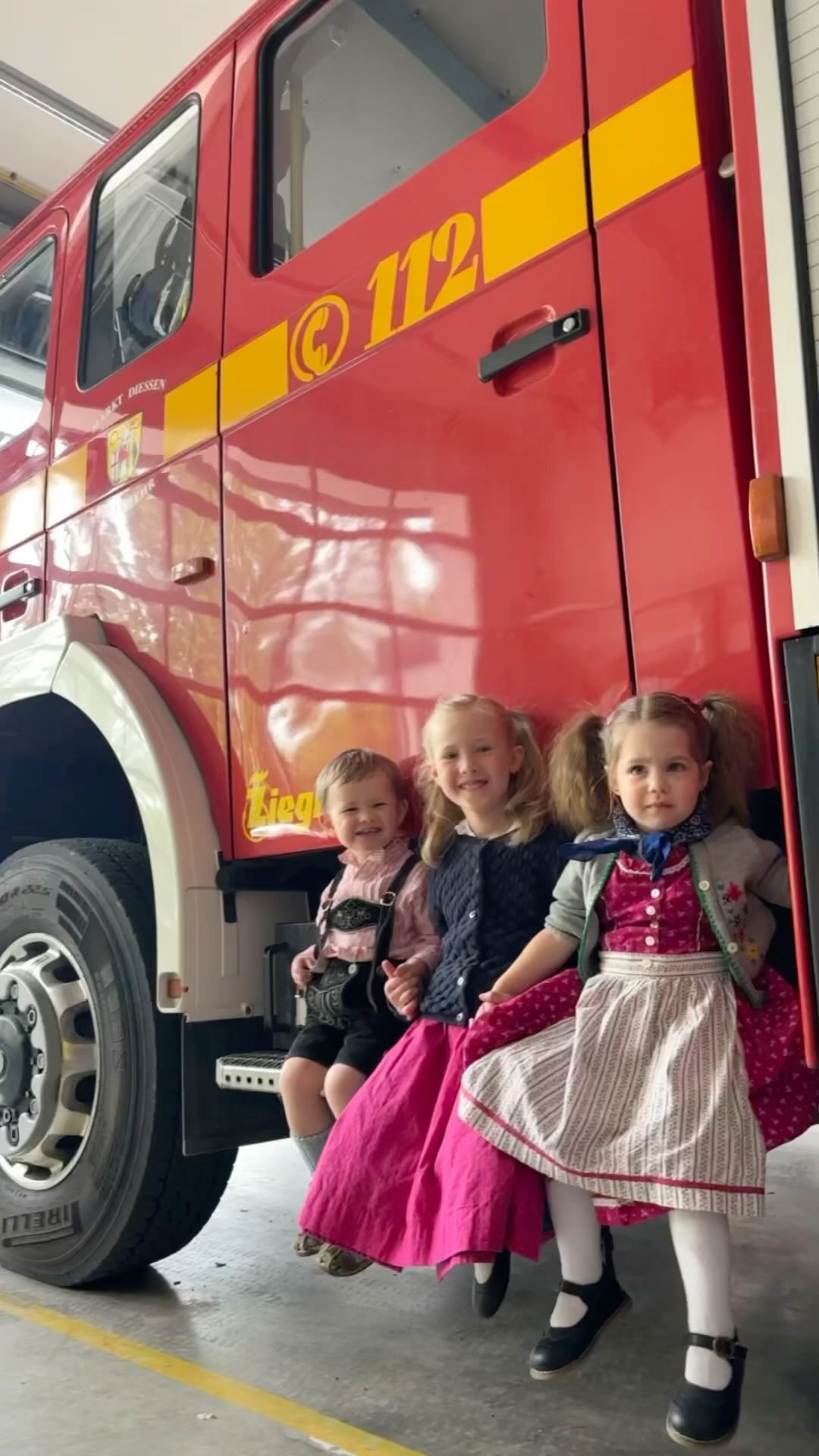Trachtenverein trifft Feuerwehr! Am letzten Tag unseres Bayerisch Böhmischen Wochenendes durften wir noch die @feuerwehr_diessen besuchen. Danke für eure tolle Arbeit und diesen spannenden Vormittag.
?
?
?
#feuerwehr #feuerwehrdiessen #diessen #diessenamammersee #trachtenverein #trachtenjugend #lomnice #besuch #partnerverein #drehleiter #dirndl #lederhose #freiwilligefeuerwehr