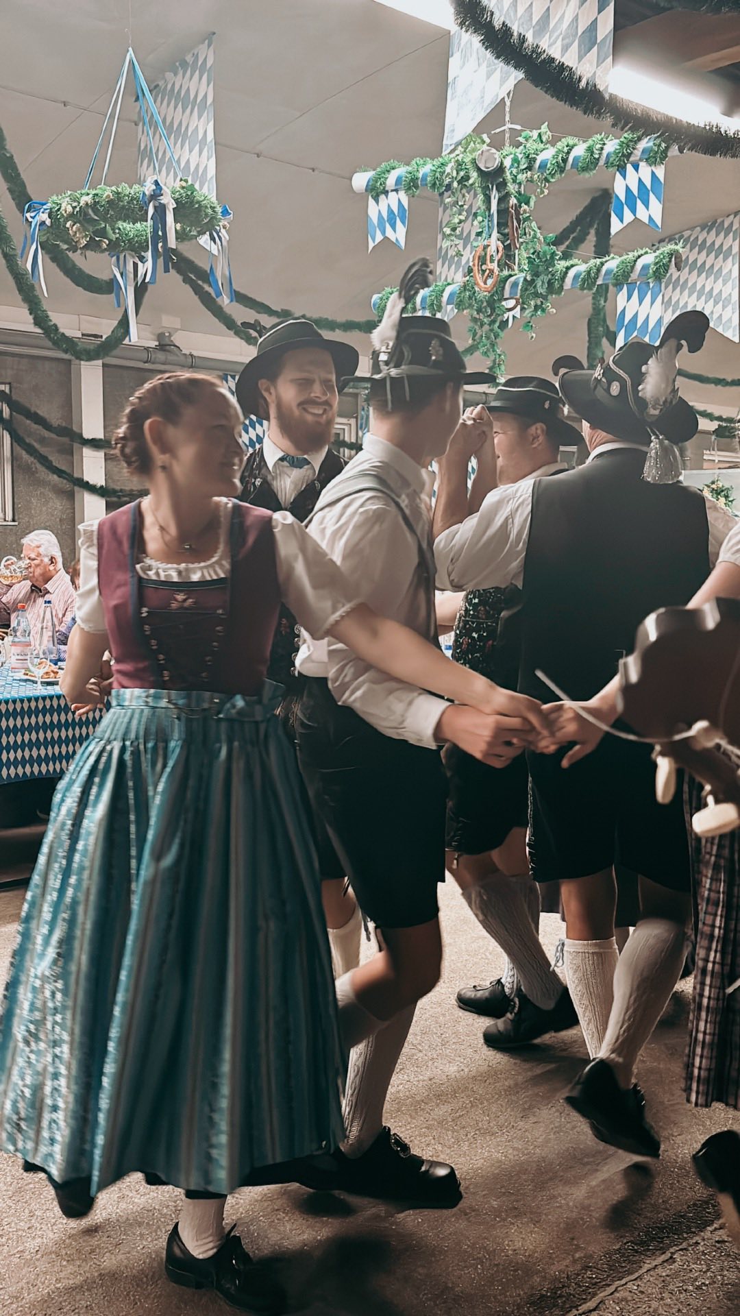 Heute gibt’s noch einen kurzen Rückblick auf den lustigen Oktoberfest Abend im @augustinum_seniorenresidenzen Dießen. Danke für die Einladung, es war uns wieder eine Freude, mit und für euch tanzen zu dürfen. 
Unsere Musiker des Abends waren @johannes_sift und @martin_hegele 
.
.
.
#trachtenverein #auftritt #oktoberfest #gemeinsamtanzen #dirndl #lederhose #diessen #boarischerabend #boarisch #augustinumdiessen #diessenamammersee #vereinsleben #tanzen