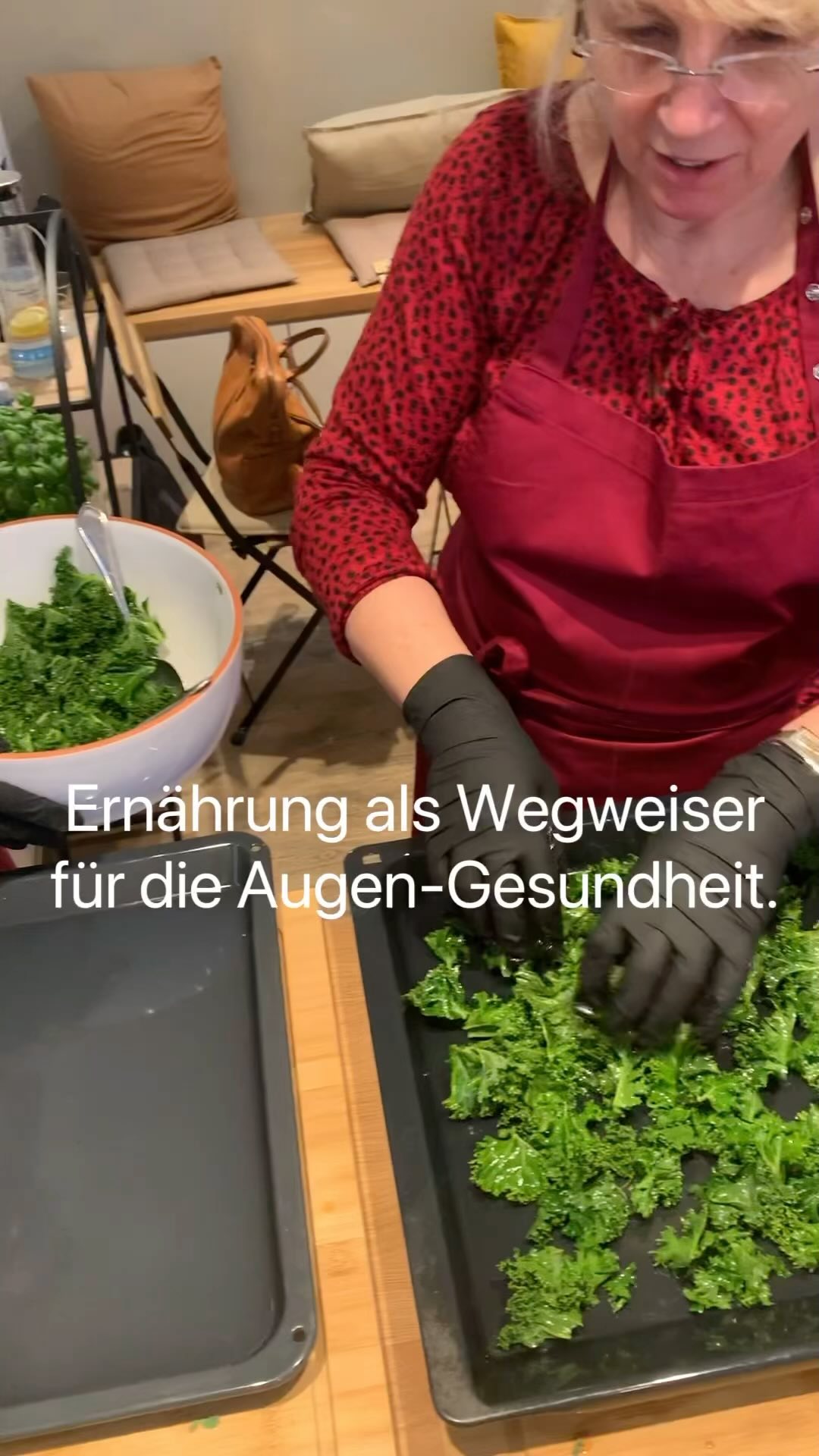 Ernährung als Wegweiser für die Augen-Gesundheit
Wir reden zwar häufig über Gesundheit und gesund bleiben, jedoch gibt es ein Organ ohne das wir unsere Umwelt nicht sehen können - das Auge.
50% der Erblindungen in Dtl. gehen auf die Altersbedingte Makula-Degeneration (AMD) zurück.
Dabei lagern sich Stoffwechselendprodukte unter dem Pigmentepithel ab und sorgen dafür, dass unsere Netzhaut nicht mehr ausreichend versorgt werden kann. Die Folge ist der Verlust des scharfen und vor allem, des zentralen Sehens.
Was man dagegen tun kann? Prävention, Prävention, Prävention ??
Peter Bruckmann ist Inhaber des Augenoptikfachgeschäftes ‚Die Sehbegleiter‘ in Köln Bickendorf. Vor ca. 2 Jahren haben wir uns auf einem Netzwerktreffen kennengelernt und da ich aus der Augenoptik komme, kamen wir auf die Idee, seinen Kunden Prävention richtig nahe zu bringen ?
Am besten kann man das natürlich interaktiv. Daher gibt es jeden ersten Samstag im Monat ein 3-stündiges Kochevent mit Informationen rund ums Auge und ums Sehen, etwas Sport darf auch nicht fehlen und natürlich wird zusammen gekocht. Dabei kommen Lebensmittel auf den Tisch, die so richtig, richtig gut für das Auge sind. Weshalb das so ist, erzähle ich natürlich auch.
Wer auch dazukommen möchte, kann sich einen Platz sichern. Gebucht werden kann das Ticket auf meiner Website.
Das vegetarische Menü wechselt saisonal und es kommen nur Bio-Produkte auf den Tisch.
https://www.bite-and-balance.com/kochshows/augengesundheit-sehbegleiter
#biteandbalance #ernährungstipps #augengesundheitsvorsorge #präventionsarbeit #sehbegleiter #köln #zusammenkochen #gesundheit #dasaugeisstmit #dasauge #ernährungsberatung #personaltrainingtips #vegetarischkochen