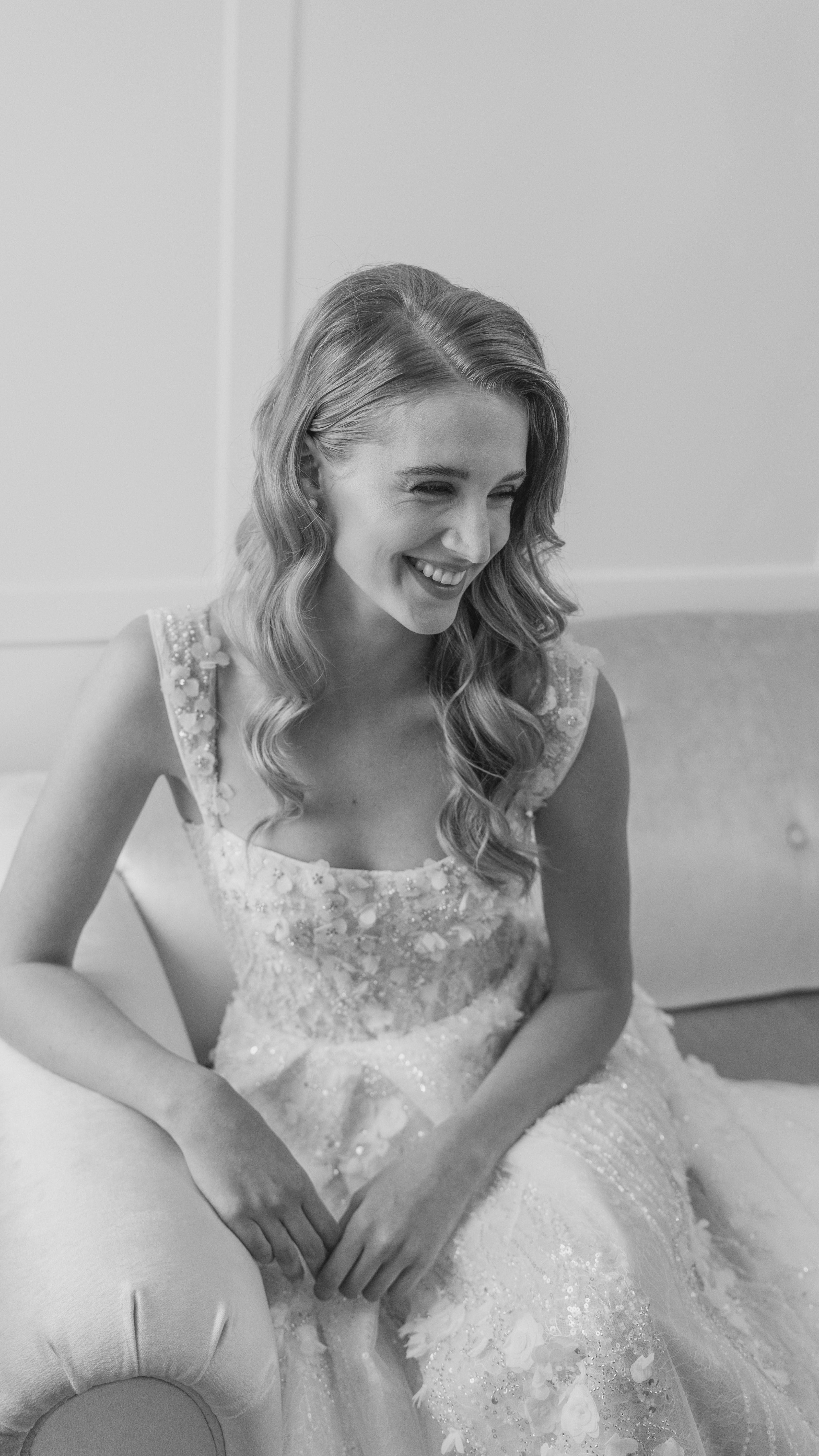 Wedding Vibes
Warum ein Fotograf so wichtig ist bei der Hochzeit.
? Erinnerungen für die Ewigkeit. Der Hochzeitstag geht so schnell rum. Meine Aufgabe ist es eure Hochzeit so einzufangen damit ihr den Tag auch nach Jahren immer wieder Revue passieren könnt und euch an die wundervollen Momente erinnert als wäre es gestern gewesen ?
?Fotograf statt Handy. Der erste Punkt ist schon die Qualität. Der zweite wichtigste Punkt ist das die Gäste euren Moment mit euch genießen sollen? ich weiß selber wie schnell Ereignisse verloren gehen wenn man diese nur durchs Handy betrachtet
?Entspannte Planung. Ich gehe mit euch den Tag durch. Sodas der Tag komplett geplant ist.
Lasst uns gemeinsam was schönes planen und eure Momente und Geschichte festhalten ?
#standesamtlichetrauung#kirchlichetrauung#hochzeitskleid#hochzeitsstraus#blumen#landsbergamlech#augsburg #schwabmünchen #münchen #Allgäu #deutschland #germany #hochzeitslocation #bavaria #wedding#weddingvibes
Foto
@natascha_kreipl_photography
@lippert_weddingphotography
Weddingplaner
@saywow_events & @gloriosa_weddings_flowers
Videograf
@veo_media
Make up
@nike_makeupartist_
Styling
@lippertsfriseure
@renequednau
Location
@forsthausofficial
Blumen
@gloriosa_weddings_flowers
Mobiliar
@suessholzmietmoebel
Schmuck
@crystalart.schmuck
Torte
@dabaffo.kuchen.torten
Papeterie
@naleemi_
Brautkleid
@belen.bridal.gruenwald