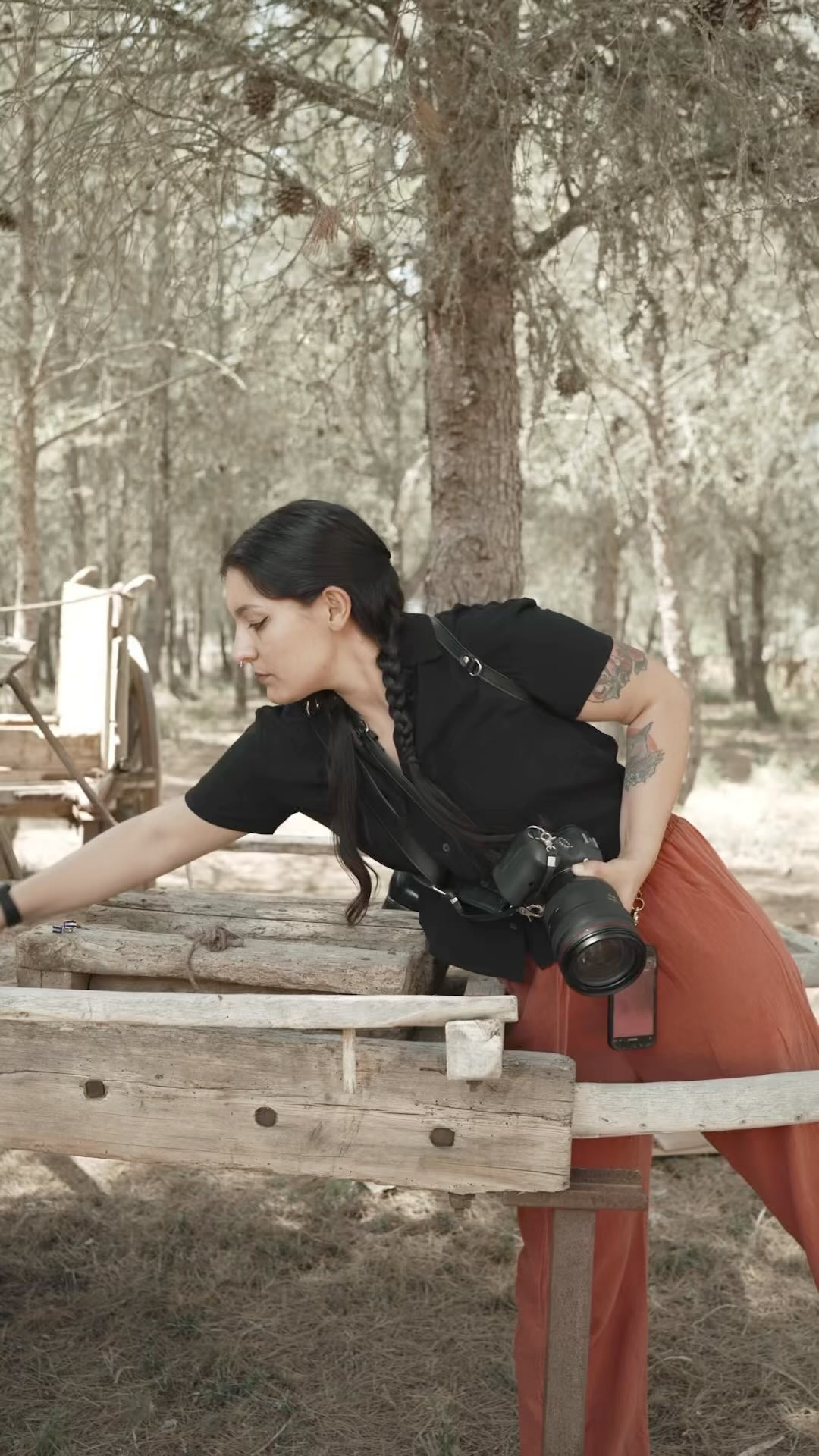 Siempre que puedo, le doy unos tips a las novias para llevar el ramo de una forma bonita y elegante ✨
Gracias @quatrelemens por ser los mejores y hacerme este mini vídeo ❤️
Foto: @priscalagunaphotographer
Vídeo: @quatrelemens
? www.priscalagunaphotographer.com
#WeddingPhotographerMallorca #WeddingDay #MallorcaPhotographer #PriscaLagunaPhotographer #MajorcaPhotographer #FotografoBodaMallorca #SonSampol #MallorcaWeddingDestination