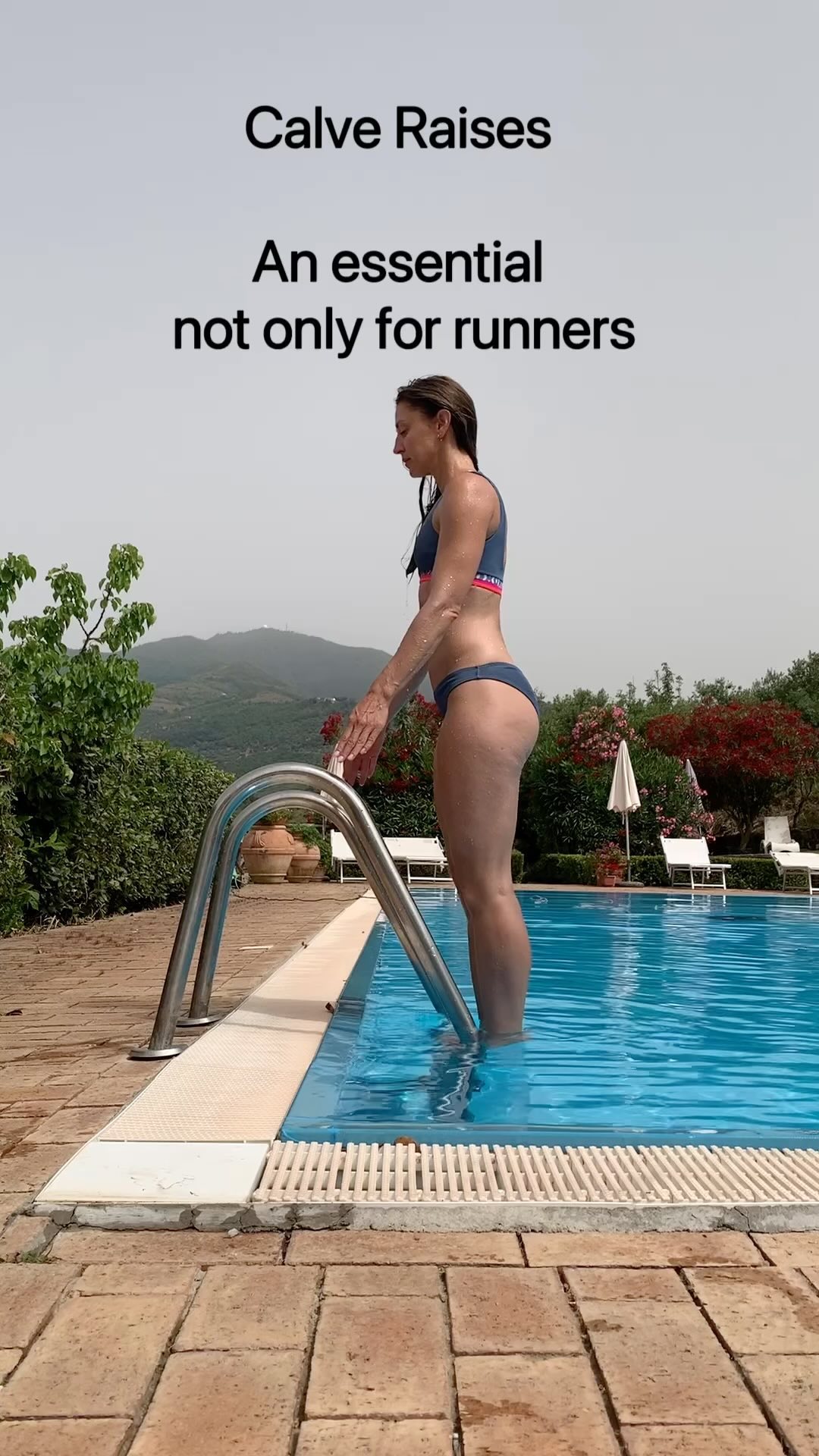 Calve Raises
Das Training von Füßen und Unterschenkeln steht viel zu selten auf dem Programm, ist aber essenziell für den restlichen Körper. Die oberen Strukturen können nur effizient arbeiten, wenn sie auf einem guten Fundament stehen.
Calve raises, auch gern mit zusätzlichem Gewicht, sind also nicht nur für Läufer wichtig, sondern für jeden Menschen.
Wenn du gerade keinen Pool zur Verfügung hast, dann kannst du dich auch mit deinen Vorderfüßen auf eine Stufe stellen und dich schnell (Konzentrisch schnell arbeiten) nach oben in die Höhe schieben und dann so weit es geht ganz langsam ablassen (Exzentrisch immer schön langsam).
Finde erst einmal deine Balance. Mit der Zeit erhöhst du die Wiederholungen oder auch die Sätze. Dann nimm zusätzlich Gewicht hinzu.
Viel Spaß beim Training ??
#biteandbalance #personaltraining #getfit #gesundaltern #mindfuleating #mindfulliving #mindfultraining #köln #fitness #stayhealthyandfit #exercises