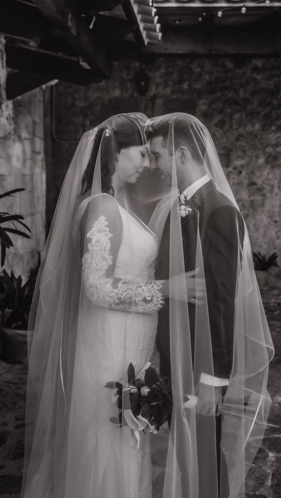 Marina & Ramón nos emocionaron con su historia de amor ❤️
Foto: @priscalagunaphotographer
Finca y catering: @fincasontermes
Maquillaje y pelo: @xiscabauza
Ceremoniante: @ceremoniascarlosjofre
DJ y sonido: @tiadjs_liandolaparda
Traje: Jose Nolla
Vestido: @_y_comieron_perdices
? www.priscalagunaphotographer.com
#WeddingPhotographerMallorca #WeddingDay #MallorcaPhotographer #PriscaLagunaPhotographer #MajorcaPhotographer #FotografoBodaMallorca #SonTermes #MallorcaWeddingDestination