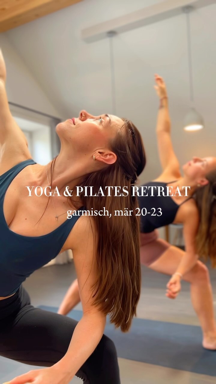 BIG NEWS | Uhhh wir sind so voller Vorfreude es endlich mit euch teilen zu können! ❤️? Gemeinsam mit @anjuska.d hosten wir unser erstes gemeinsames Yoga & Pilates Retreat. Ganz nach dem Motto AWAKEN YOUR INNER POWER - a Journey to Recharge & Reconnect werden wir mit Dir tiefer eintauchen, uns erforschen, erfahren und erleben.
Endecke Deine innere Kraft wieder, die Freiheit und die Leichtigkeit des Seins. 4 Tage kombinieren: morgens Pilates mit Berge im Blick, danach ausgiebig brunchen, spazieren oder saunieren, klare Bergluft atmen und das Gesicht in die Sonne halten. Dann zurück zur Unterkunft, noch kurz im Körper ankommen, mit Meditation, kleiner Yogasession oder Kakaozeremonie. Der Sonne beim untergehen zu sehen und das leckerste Abendessen genießen. Den Tag mit schönen Gesprächen ausklingen lassen. Schlafen. Ein neuer Tag beginnt.
ZUR UNTERKUNFT
@heimat1883 zählt als eines der ersten Bauernhäuser im Garmischer Zentrum. Es ist ein Haus, in dem herzliche Gastfreundschaft zählt und wo man sich in einer wohlfühlenden Mischung aus Alt und Neu, aus Vergangenheit und Gegenwart, befindet. Eingebettet in wunderschöner Natur, sodass wir ungestört die Entschleunigung und das Beisammensein in der Gemeinschaft genießen können. Hier wartet ein inspirierender Ort, um Körper, Geist und Seele in Einklang zu bringen.
Optional kannst Du eine kleine Wanderung unternehmen oder in unserem Spa & Wellness Bereich noch tiefer entspannen. Du entscheidest, alles was Dich leicht fühlen lässt, Dich ankommen lässt und DIR gut tut. Falls Du Dich auch noch ein paar Monate freuen möchtest, komm doch einfach mit!
? 20.03.-23.03.2025 in Garmisch
MEHR INFOS VIA LINK IN BIO.
Wir freuen uns riesig auf Dich. ✨
Let’s awaken our inner Power,
von Herzen Mirjam & Anjuska
#retreat #garmischretreat #pilatesretreat
#yogaretreat #yogagarmisch #pilatesgarmisch #berge #leichtigkeit #enjoynature #recharge #reconnect #innerpower #wellness #zeitfürdich #calmdown #yoga #pilates