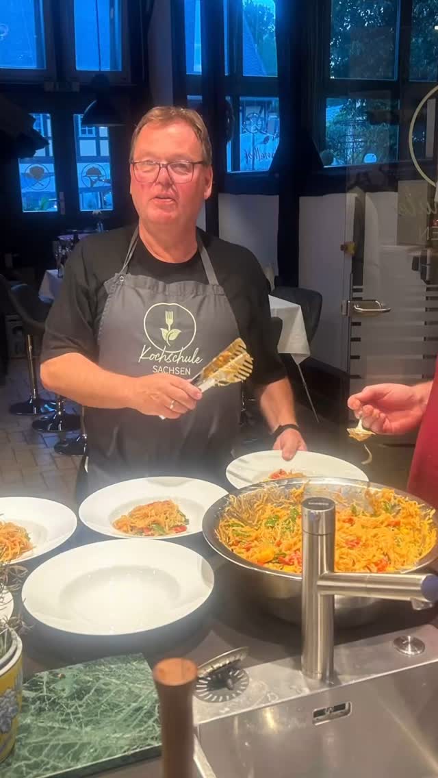 Feuer. Fleisch. Faszination – Unsere Steak-Party war ein voller Erfolg! ???
Schon beim Eintreffen lag dieser verführerische Duft nach Vorfreude in der Luft. Koch Jens führte seine Gäste mit Hingabe durch ein Menü, das mehr war als nur vier Gänge: Vom zart geräucherten Rinderfilet mit Glasnudelsalat als leichter Auftakt, ging es über zum Flank Steak mit sauer eingelegtem Gemüse, Petersilien-Mayonnaise und knusprigen Kartoffelchips. Ein Spiel aus Kontrasten zwischen cremig und kross! Der Höhepunkt? Ganz klar das mächtige Tomahawk vom Rind - auf den Punkt gegart, serviert mit Schalottenbutter, Selleriemousseline und Perlzwiebeln. Und als krönender Abschluss: Ein Kotelett vom Duroc-Schwein auf würzigem Kartoffel-Paprika-Stampf mit Olivensalsa ???
Zwischen Flammen und Rauch entstand etwas Besonderes: Gemeinschaft, Begeisterung und Genuss. Danke an alle, die diesen Abend mit Leben gefüllt haben! Wer dabei war, wird ihn nicht vergessen. Wer nicht, sollte die nächste Steakparty auf keinen Fall verpassen! ?️
?? www.kochschule-sachsen.de
☎️ 0174/2894035
✉️ verkauf@kochschule-sachsen.de
#kochschulesachsen #kochenlernen #steak #steakkurs #steakhouse #steakdinner #kochenunteranleitung #kochenmitliebe #sachsen #waldenburg