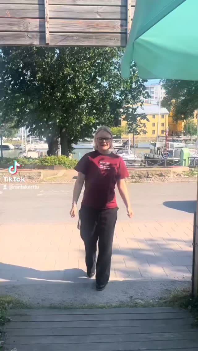 Laita meidän Tiktok seurantaan, jos se ei viel oo! Ja tuu keikoille! :)