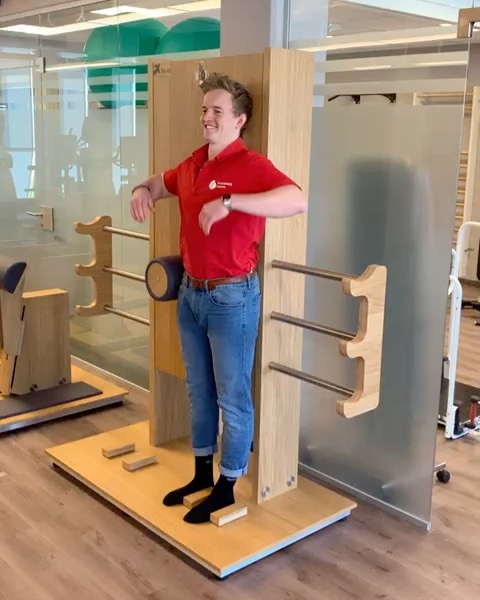 Wir geben dir weitere Expertise ? @chrischros zeigt dir unser nächstes Fle-xx Gerät. Der „Pilz“ verlängert unsere seitliche Bauchmuskulatur, den Latissimus und den Trizeps. Durch diese Übung verbessert sich die Beweglichkeit zur Seite. Gleichzeitig kann sich der Nacken dabei entspannen :) #erlangen #spardorf #flexx #egym #beweglichkeit #fitness #motivation #expertise #experten #gesundheit #reha #gemeinsam #gemeinsamstark #workout #muskulatur #länge #mobility #flexibility #verspannung #entspannung #wohlbefinden #fürdich #videooftheday #holz #einfach #pilz #physiotherapie #ergotherapie #logopädie #instafit