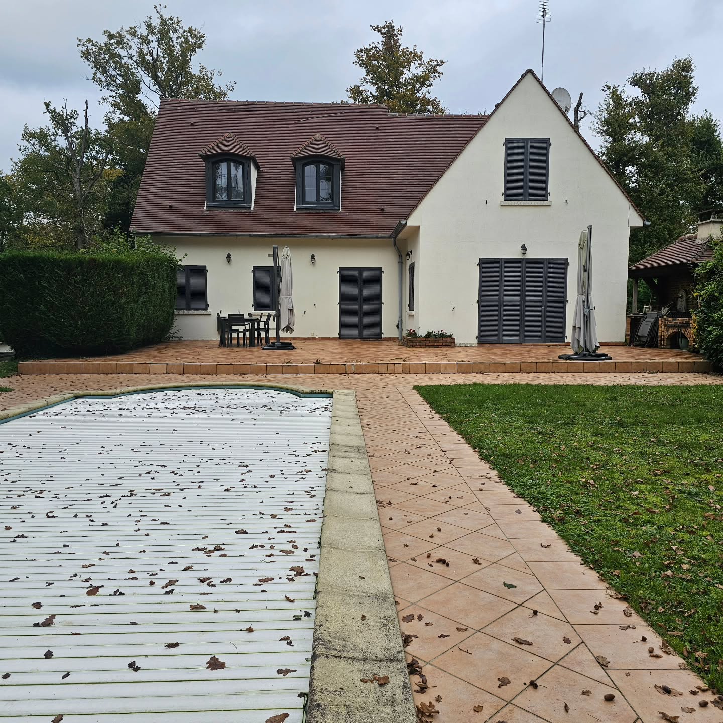 ✴️ PARTIE 4 - FIN DE CHANTIER
PRÉSENTATION PROJET EXTÉRIEUR
== Conception Extérieur dans l'Oise ==
Transformez votre terrasse en un espace de rêve! 🌿✨
Découvrez les étapes clés de notre projet de rénovation, du choix des matériaux à la finalisation des plans.
Ce projet inclut le remplacement complet du carrelage, la création d'une zone surélevée pour plus de confort, l'installation d'une douche extérieure et un éclairage d'ambiance.
📩 Pour tous vos projets d'aménagement intérieur/ extérieur, contactez @lbr.architecture en DM ou au 06.51.96.84.14
Merci à la société @clairafr pour la réalisation des travaux et au magasin @carrelagesetparquetsoise de Lamorlaye pour leur service et la qualité de leur carrelage.
Commentez vos idées pour une terrasse parfaite !
•
#jardin #exteriordesign #renovation #diy #travaux #landscape #landscapedesign #garden #gardeninspiration #amenagementexterieur #terrasse