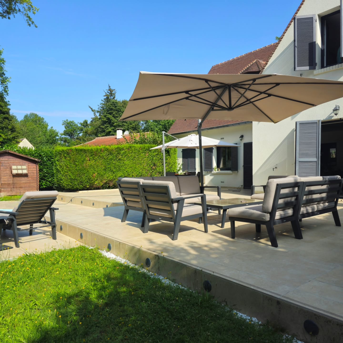 ✴️ PARTIE 4 - FIN DE CHANTIER
PRÉSENTATION PROJET EXTÉRIEUR
== Conception Extérieur dans l'Oise ==
Transformez votre terrasse en un espace de rêve! 🌿✨
Découvrez les étapes clés de notre projet de rénovation, du choix des matériaux à la finalisation des plans.
Ce projet inclut le remplacement complet du carrelage, la création d'une zone surélevée pour plus de confort, l'installation d'une douche extérieure et un éclairage d'ambiance.
📩 Pour tous vos projets d'aménagement intérieur/ extérieur, contactez @lbr.architecture en DM ou au 06.51.96.84.14
Merci à la société @clairafr pour la réalisation des travaux et au magasin @carrelagesetparquetsoise de Lamorlaye pour leur service et la qualité de leur carrelage.
Commentez vos idées pour une terrasse parfaite !
•
#jardin #exteriordesign #renovation #diy #travaux #landscape #landscapedesign #garden #gardeninspiration #amenagementexterieur #terrasse