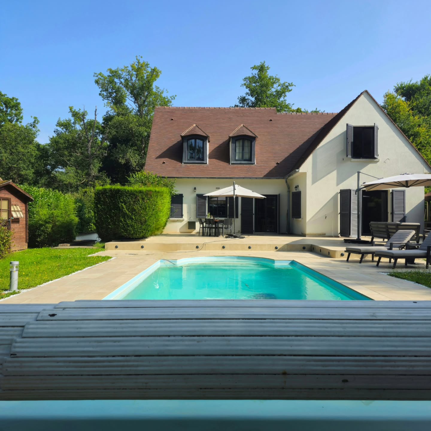 ✴️ PARTIE 4 - FIN DE CHANTIER
PRÉSENTATION PROJET EXTÉRIEUR
== Conception Extérieur dans l'Oise ==
Transformez votre terrasse en un espace de rêve! 🌿✨
Découvrez les étapes clés de notre projet de rénovation, du choix des matériaux à la finalisation des plans.
Ce projet inclut le remplacement complet du carrelage, la création d'une zone surélevée pour plus de confort, l'installation d'une douche extérieure et un éclairage d'ambiance.
📩 Pour tous vos projets d'aménagement intérieur/ extérieur, contactez @lbr.architecture en DM ou au 06.51.96.84.14
Merci à la société @clairafr pour la réalisation des travaux et au magasin @carrelagesetparquetsoise de Lamorlaye pour leur service et la qualité de leur carrelage.
Commentez vos idées pour une terrasse parfaite !
•
#jardin #exteriordesign #renovation #diy #travaux #landscape #landscapedesign #garden #gardeninspiration #amenagementexterieur #terrasse