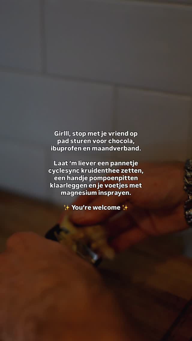 (Stuur dit naar je partner 💗)
Waarom? Omdat je cyclus veel beter geholpen is met échte ondersteuning in plaats van alleen het dempen van klachten 🤍
🍵 Cyclesync kruidenthee
Een warme kruidenthee werkt niet alleen ontspannend en verwarmend, maar kan ook een bron zijn van mineralen die je lichaam juist nu extra hard nodig heeft (denk aan ijzer, magnesium en calcium). Kruiden zoals brandnetel, frambozenblad en paardenbloemblad ondersteunen je baarmoeder, bevorderen de doorbloeding en helpen je hormonen in balans.
🫚Gember
Gember is een natuurlijke ontstekingsremmer! Het helpt bij het ontspannen van je baarmoederspieren en ondersteunt de doorbloeding, waardoor krampen verminderen en je sneller verlichting ervaart. Een kopje kruidenthee met gember kan dus echt voelen als medicijn uit de natuur. ✨✨✨
🥣 Mineraalrijke bouillon
Tijdens je menstruatie vraagt je lichaam om warme en goed verteerbare voeding. Een rijke groente- en/of bottenbouillon geeft je energie, ondersteunt je spijsvertering en voelt letterlijk als een lekkere warme huggieee van binnenuit. 🫂 Perfect om je mineralen dus aan te vullen en je lijf wat zachtheid te geven.
🌰 Pompoenpitten
Pompoenpitten zijn meeega krachtig: rijk aan zink en magnesium. Zink ondersteunt de progesteronproductie en werkt ontstekingsremmend. Dit kan PMS-klachten zoals stemmingswisselingen en krampen verzachten. Een handje pitten/noten per dag aan de hand van seed cycling is een hele simpele, maar ook hele effectieve cyclus-hack.
💧 Magnesium
Magnesium helpt je baarmoederspieren te ontspannen, vermindert opgeblazen gevoel en ondersteunt je stemming. Je kunt magnesium innemen of uitwendig gebruiken (bijv. magnesiumspray of -olie onder je voeten en in je hals) voor snelle verlichting van spanning en krampen. En die voet/nek massage is niet een heeel vervelend iets om erbij te moeten krijgen ;)))
💛 Kortom: kleine swaps, groot verschil. En nóg fijner wanneer je partner jouw cyclus leert kennen en dit met liefde voor je doet en klaarmaakt 🥹✨
#hormoonbalans #hormooncoach #vrouwengezondheid #cyclesyncing #cyclus #pms #pmsrelief #pmsklachten #menstruatie #vrouwen
