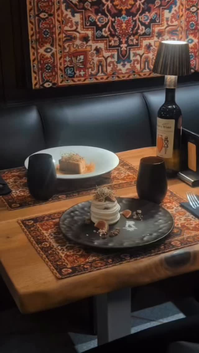 ? Cheesecake new-yorkais au caramel beurre salé ?
Un pur moment de gourmandise : fondant, crémeux et irrésistible.
Chaque cuillère, c’est l’équilibre parfait entre douceur et caractère… le dessert qui fait fondre tout le monde ✨
? À savourer au Rallye Restaurant à Bulle.