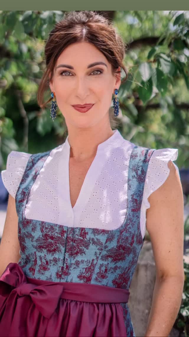 Unsere Ohrstecker Philippa vereinen königsblau mit feinem Nachtblau - mit diesem Kleid mit Bord....