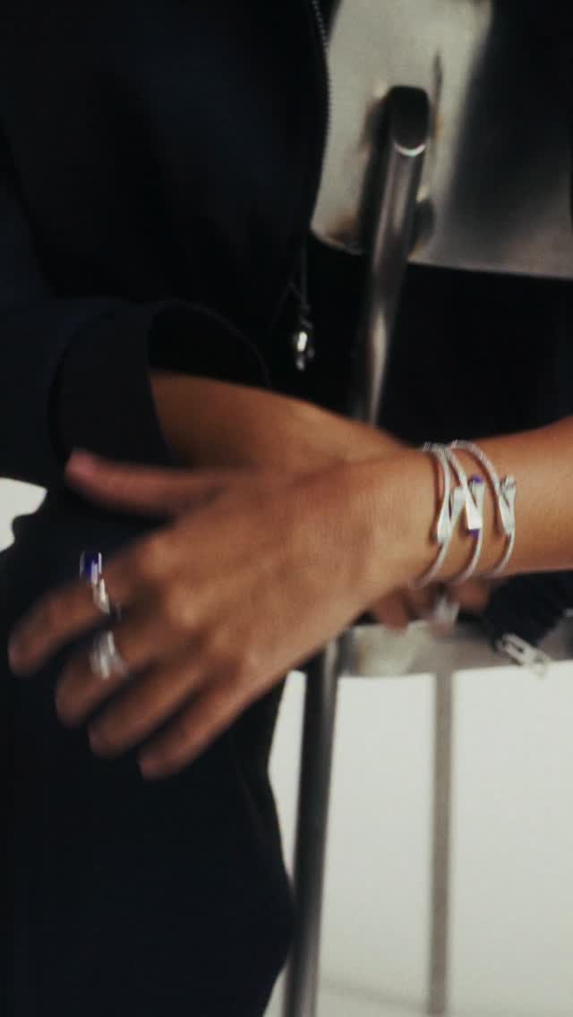 #VoicesthatShine
بإطلالة تجمع بين الثقة والأنوثة، تواصل الممثلة والمؤثرة الكويتية فرح الصرّاف رسم مسيرتها بخطوات واثقة نحو النجومية. حضورها المميّز على الشاشة ووسائل التواصل يعكس شخصية حرّة وطموحة، واليوم تتألّق على غلاف مجلة هيا لعددنا الرقمي لشهر نوفمبر، متزيّنة بمجوهرات راقية من دار @marli، في مزيج يجمع بين الأناقة والقوة.@fara7_al_رئيسة التحرير: @sima.maalouf
فيديو: @klaudia.adamski لدى @mmgartists
حوار: @dinazeddine
ادارة فنية: @sana_jamalii
ستايلست: @saharwears
شعر ومكياج: Gianluca Casu لدى @mmgartists(Haya Magazine, Farah AlSarraf, Marli)