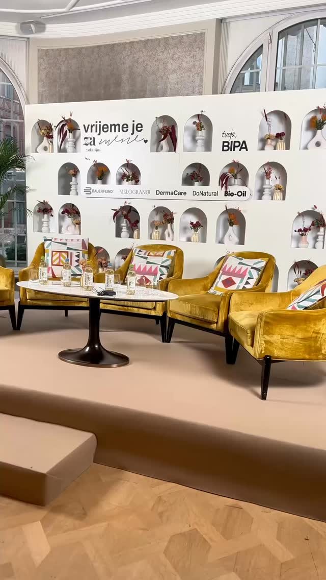 Mali dnevnik našeg radnog dana, ali i veliki korak za @reagecosmetics.hr 🤍
U utorak smo sudjelovali na eventu Vrijeme je za mene zajedno sa @zadovoljnahr i @bipahrvatska, kako bi predstavili Rejuran, korejsku dermokozmetiku koja je zahvaljujući Reage Cosmeticsu prvi put dostupna u Hrvatskoj.
Imali smo priliku iz prve ruke pričati o c-PDRN tehnologiji, DNK lososa i regenerativnoj snazi Rejurana, i vidjeti koliko žene zaista žele znati što stavljaju na kožu i zašto.
Ovo je bio dan koji nas je podsjetio zašto je misija Reage Cosmetics važna, i zašto volimo graditi brendove s ovakvom pričom🙂↕️
Hvala svima koji su zastali, slušali i pitali🫶🏼
#skincare #zagreb #rejuran #agencylifestyle