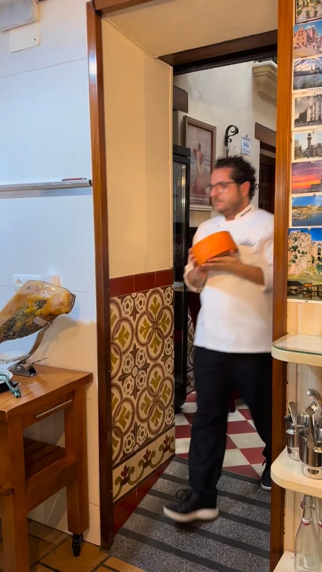 Hoy os presentamos otro de nuestros quesos. En este caso, nuestro queso de cabecera, el que más tiempo lleva en el restaurante y que además es protagonista de vuestra salsa de queso favorita.
@quesos_canarejal