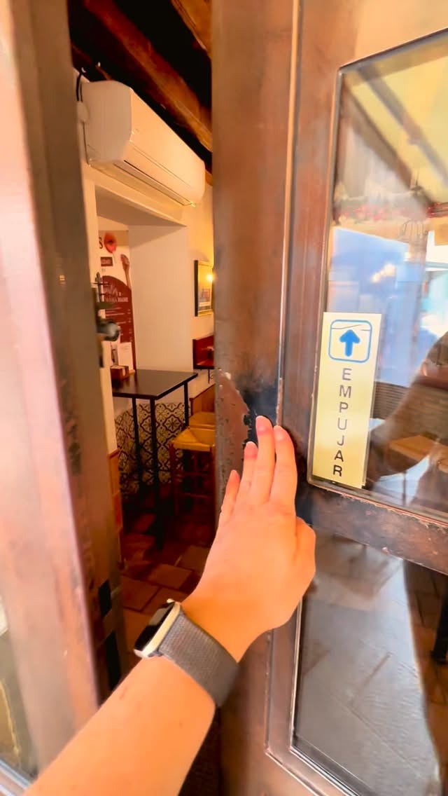 ¡Ya es Navidad en La Bodeguilla! 🎄🎄
Y como cada año @mamebodeguilla y @mariflodetriana se ponen manos a la obra para que en nuestra casa se respire eminente navideño en cada rincón. Y es que en esta familia nos encanta la Navidad 🎁 🫶