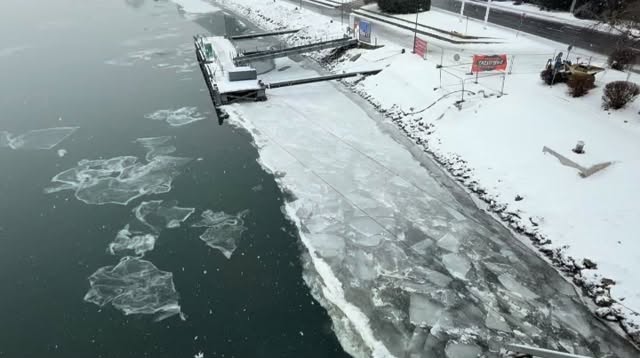 Die Donau in Linz friert zu 🥶💙 #linz #donau #eis #linzamagazin Die Donau in Linz friert zu 🥶💙 #linz #donau #eis #linzamagazin