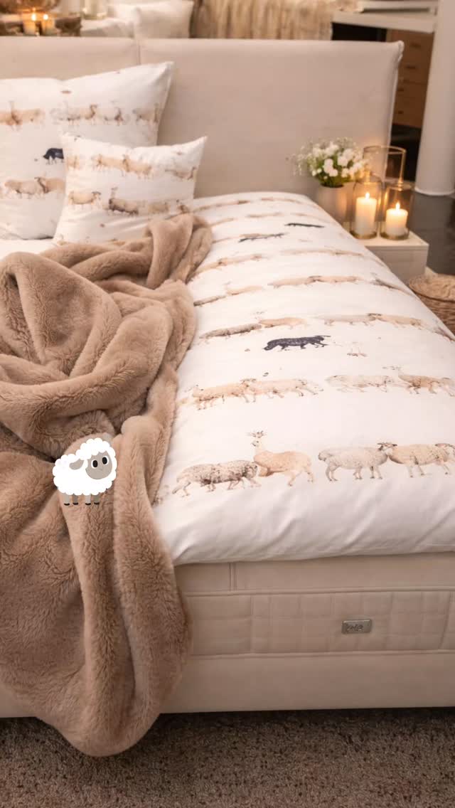 Premium Schlafen Bettenhaus Leitermann - Betten Rabolt - Betten Leitermann und Betten Rabolt - Offenburg und Baden-Baden Schäfchen zählen war gestern. 🐑😴
Diese Bettwäsche bringt euch mit einem Augenzwinkern entspannt durch die Nacht 🤍✨.
Liebevolles Schäfchen-Design trifft auf angenehmen Schlafkomfort 🛏️.
Für alle, die Humor haben –
und trotzdem gut schlafen wollen 🐑💤.
Ein kleines Lächeln vorm Einschlafen inklusive 😊.
---
🇫🇷 Compter les moutons, c’était hier. 🐑😴
Ce linge de lit plein de charme vous accompagne
vers des nuits paisibles 🤍✨.
Un motif moutons plein d’humour
allié à un confort agréable 🛏️.
Pour celles et ceux qui aiment sourire
avant de s’endormir 🐑💤.
Bonne humeur incluse 😊
---
#bettwaescheliebe #schlafmitlaecheln
#schafbettwaesche #schlafhumor
#besserschlafen #schlafkomfort
#schlafzimmerliebe #wohnkultur
#interiorinspiration #fachhandel #familienunternehmen #lingeDeLit #moutons #humourdanslachambre #confortdusommeil #bienDormir
#interieurChic #artDeVivre
#maisonConfortable #offenburg #kehl #Strassburg #durbach