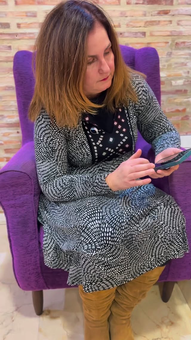 ¿El domingo deja de ser festivo a las 16:00 h porque empieza la taquicardia del lunes?
Ese nudo en el estómago no es por el trabajo en sí. Es por la falta de límites. Es el miedo a volver a decir “sí” a todo, a no llegar, a quemarte otra vez como en 2025.
El antídoto no es organizarse mejor, es decepcionar a la gente adecuada.
Imagina ir a trabajar sabiendo que tu paz mental no es negociable.
Mañana, tu meta es poner UN límite. Solo uno.
Etiqueta a esa compañera de trabajo que es tu salvavidas emocional. ?