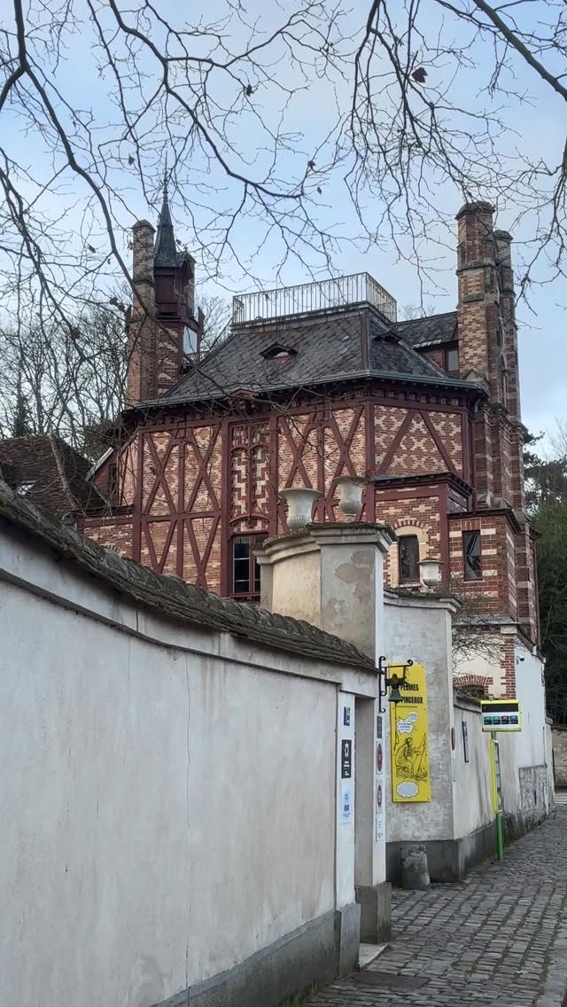 Après le succès de son tableau Le Marché aux Chevaux, Rosa Bonheur est devenue tellement célèbre qu’à Paris elle était devenue une espèce de bête de foire. Elle ne pouvait pas sortir dans la rue sans être reconnue, les gens venaient devant son atelier, les yeux collés à la fenêtre.
Elle était fière de cette reconnaissance, mais c’en était trop pour elle. Alors, en vendant son tableau, elle a suffisamment d’argent pour s’acheter un château au cœur de la forêt de Fontainebleau! Chose complètement extraordinaire pour une femme, en 1859.
Vous vous rendez-compte du succès de Rosa Bonheur, alors qu’elle n’a que 37 ans ? En vendant un seul tableau, Rosa Bonheur s’achète un château ?
Elle trouve cette demeure un peu délabrée, et engage un architecte en vogue à l’époque : Jules Saulnier. En lui laissant carte blanche, elle se retrouve avec cette architecture étonnante, typique de son style. Des formes audacieuses, et un jeu de polychromie sur les façades en brique.
MAIS ! Rosa Bonheur lui avait posé deux conditions essentielles : elle veut un atelier vaste et lumineux. Ainsi il construit l’un des ateliers les plus vastes et lumineux du XIXe siècle.
➡️Pour en savoir plus, venez visiter le musée !
#rosabonheur #chateaurosabonheur #museerosabonheur #visite #musee