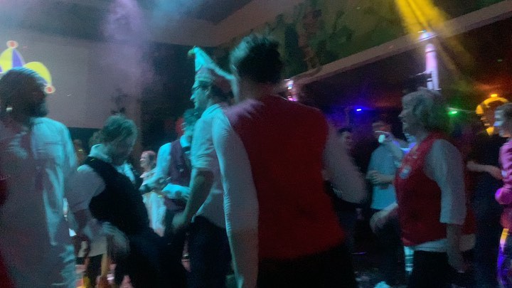 „Frohsinn und Zufriedenheit sind große Verschönerer und berühmte Pfleger von jugendlichem Aussehen.“ Charles Dickens
Liebe Freunde, nach 8 Faschingspartys in Folge und einem straffen Abbausonntag hab ich gestern meine Gabi und die Nubbern geschnappt, um die Freunde von @okgneugersdorf in Rösslers Ballsaal zu besuchen. Volles Haus, tolle Stimmung und super Musik - also quasi ne bombastische Botox-Party und ein Frischekick für alle, die dabei waren!
Vielen Dank Ihr Lieben für die Gastfreundschaft und den tollen Abend ??
Wir hatten sehr viel Spaß!
EUER GÜNTHER
#rosenmontag #endlichwiedermunter #günther #botoxparty #fasching #soschönwieurlaub