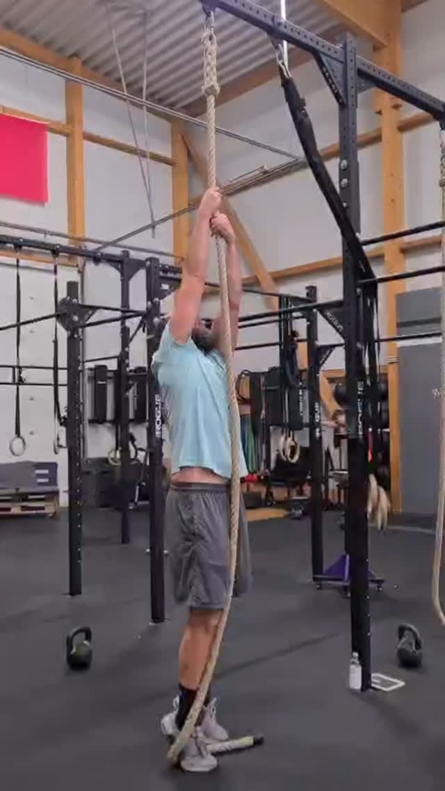 Heut wird geklettert! Hier zu sehen: für jeden ist etwas dabei. Klettern bis auf ca 3,5m Höhe, auf die volle Höhe (4,5m), 1-2 Züge und kurz festhalten, … auch aus dem Sitzen/liegen wäre noch eine Variante, sofern tatsächliches klettern noch nicht möglich ist. Hinzu kommen Lunges (Ausfallschritte) mit einer Kettlebell vorm Oberkörper!