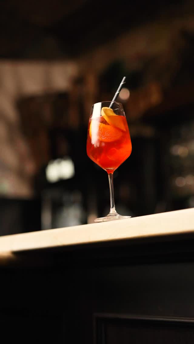 Aperol Spritz 🍊
Sarti Spritz 🌺
Espresso Martini ☕️
Unsere beliebtesten Drinks – perfekt für den Feierabend, den Abend mit Freunden oder einfach nur, um das Leben zu genießen. ✨
Und das Beste: Viele unserer Spritz-Varianten gibt’s auch alkoholfrei. 🥂
Welcher ist dein Favorit? 👀