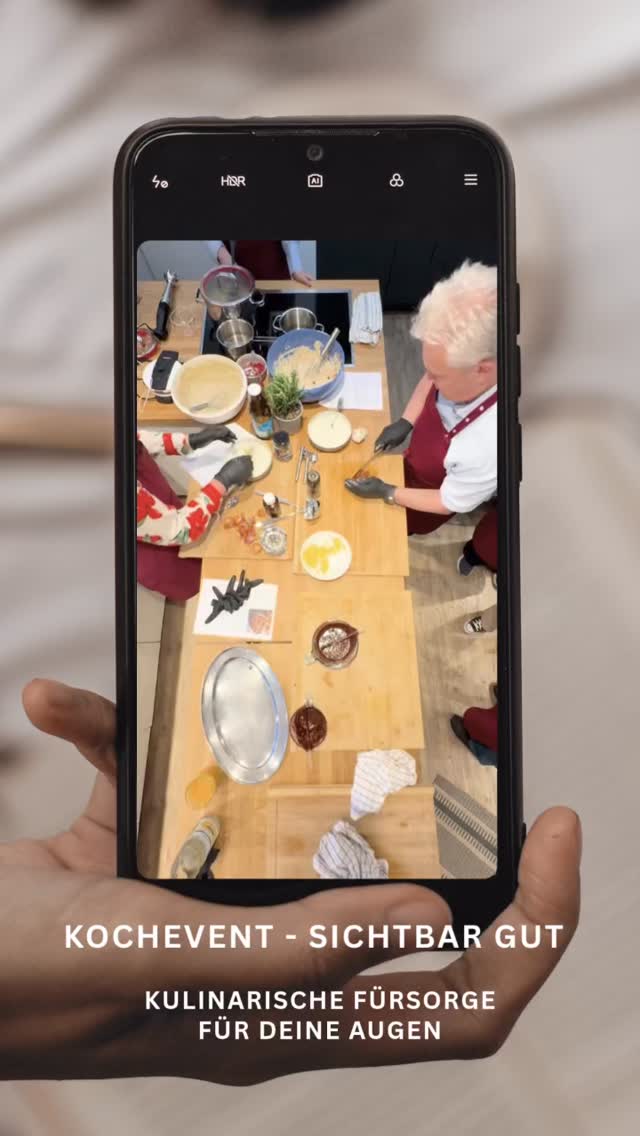 ? Sichtbar gut – wenn Kochen die Augen strahlen lässt!
15 Kochevents, unzählige Lachen und jede Menge kulinarische Fürsorge – gemeinsam mit den @sehbegleiter aus Köln-Bickendorf bringen wir Gesundheit, Wissenschaft und Genuss auf den Teller. ?️✨
Wer Lust auf mehr hat: Kommt vorbei und erlebt, wie gut gemeinsames Kochen tut – für alle Sinne! ?
?️ Tickets sind via Bio erhältlich!
#sichtbargut #kulinarischefürsorge #biteandbalance #kochevent