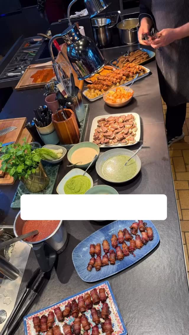 ?? Tapas-Time! Es wurden kleine, köstliche Appetithäppchen, die jeden Abend zum Highlight machen kreiert!
Die spanischen Leckerbissen sind das ideale Fingerfood: Ein kaltes Bier oder ein gutes Glas Wein dazu und der Abend wird unvergesslich!
Wir haben euch geschmacklich nach Spanien entführt und den Zauber dieser vielseitigen Küche entdecken lassen.
Unser Partnerkoch Florian gab seine Expertentipps, wie die Zubereitung von z.B.
? Salatherzen mit Blauschimmel
? Saftige Gambas
? Zartes Lamm auf Polenta mit erfrischender Minzsauce
? Knusprige Mais-Kartoffel-Bratlinge
? Spanische Kebabs mit würzigem Paprikadressing oder
? Gebratene Kefalogaviera – ein Käsetraum
gelingt und sowohl optisch als auch kulinarisch zum Highlight wird.
Dazu wurden verschiedene Dips wie Salsa de berejil (Petersilie-Salsa), Trüffel-Mayonnaise, Tomaten-Hollandaise und Guacamole gezaubert – für den perfekten Geschmacksmoment!
Meldet euch jetzt an und bringt ein Stück Spanien in euer Leben ohne viele Stunden reisen zu müssen! ???️
?? www.kochschule-sachsen.de
? 0174/2894035
✉️ verkauf@kochschule-sachsen.de
#TapasKochkurs #FingerfoodLove #spanischeküche #cooking #rezeptideen