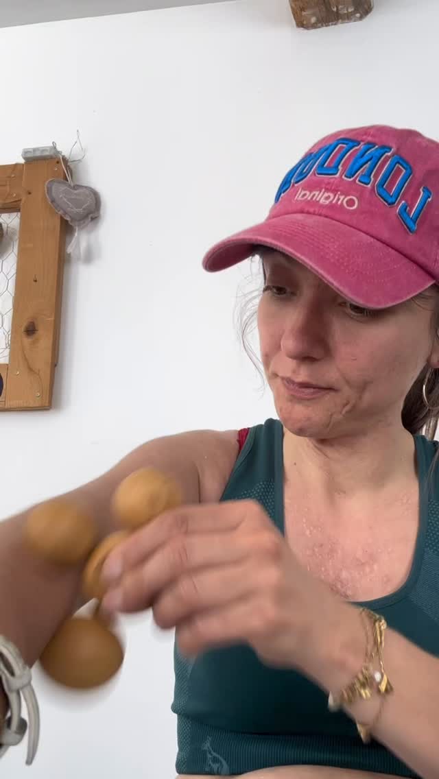 Jeûner c’est permettre à notre corps de rentrer en cétose et par l’absence d’énergie dédiée pour la digestion, lui laisser l’occasion d’aller faire un recyclage cellulaire qu’on appelle l’autophagie. C’est un vrai coup de pouce pour le corps mais il faut être préparer pour en faire un alors surtout ne foncez pas tête baissée.
Cependant je trouvais ça vraiment chouette de vous partager un autre type de contenu. Quelque chose de doux et d’informatif sur une des techniques de naturopathie qui est utilisée depuis toujours ?
(Je précise qu’un jeune hydrique sur plusieurs jours n’a rien à voir avec le fait de pratiquer le jeûne intermittent.)
Partant pour une partie 2 ?
@marion.violot @emmy.du @thibaut_coach_naturo @myriamnaturo