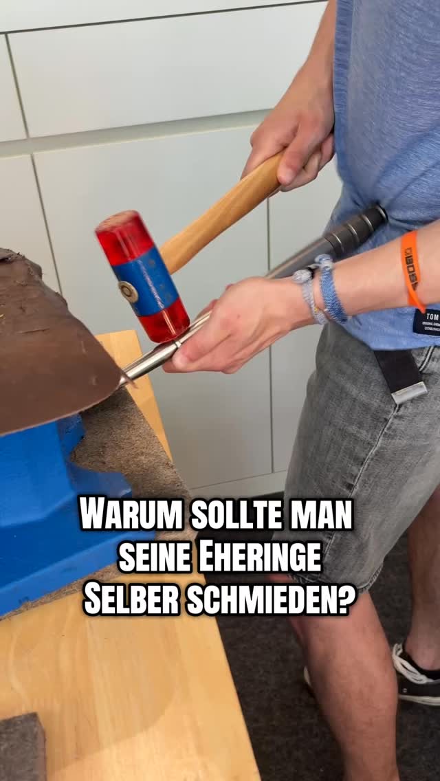 Warum sollte man seine Eheringe selbst schmieden?
Ganz einfach: Weil kein Juwelier der Welt eure Geschichte so erzählen kann wie ihr. Ein selbst geschmiedeter Ring ist nicht nur Schmuck – er ist ein Moment, eine Erinnerung!
Er kommt nicht von der Stange, vom Großlieferanten, der den gleichen Ring tausendfach herstellt und massenhaft verkauft.
Er ist wie ihr: einzigartig und liebevoll ❤️
#hochzeit #goldschmiede #eheringe #verlobung #eheringeselbstschmieden