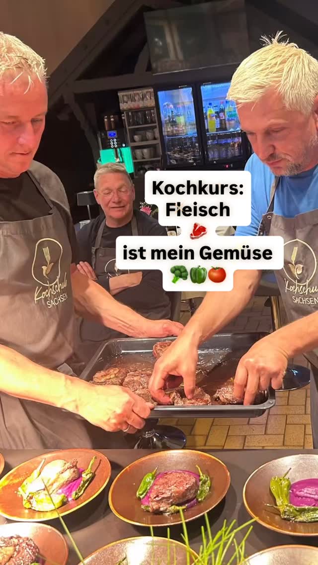 Beim Kochkurs „Fleisch ist mein Gemüse ??“ wurde in der Kochschule Sachsen wieder gegrillt, mariniert, veredelt und geröstet bis auch der letzte Geschmacksnerv vor Freude jubelte ??️?.
Koch Jens kreierte mit den Teilnehmern schmackhafte Fleisch-Kreationen, informierte über Kerntemperaturen, verriet geheime Tipps und Tricks zum knusprigen Braten, zarten Garen oder perfektem Würzen und sorgte gemeinsam mit den Teilnehmern für optische und kulinarische Highlights sowohl bei der Hauptspeise, als auch beim verführerisch süßem, fluffig leichten Dessert ??️?.
Man darf vermuten, dass keiner hungrig nach Hause ging ?.
Lasst euch auf unserer Website inspirieren....wir freuen uns, euch bald begrüßen zu dürfen.
?? www.kochschule-sachsen.de
? 0174/2894035
✉️ verkauf@kochschule-sachsen.de
#fleisch #kochenlernen #rezeptideen #kochenmachtspass #kochschule
