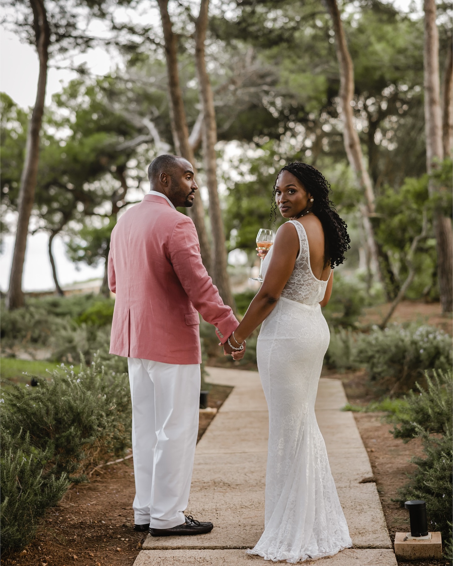 Tamika & Jeffrey todavía recorren sus vidas de la mano, apoyándose el uno en el otro. Tuvimos la oportunidad de acompañarlos y crear un recuerdo inolvidable para ellos, en un lugar tan hermoso como Can Simoneta, durante la renovación de votos en su aniversario.
¡Os deseamos muchos más años, risas y aventuras juntos!
Foto: @priscalagunaphotographer
Vídeo: @quatrelemens
Localización: @cansimoneta
? www.priscalagunaphotographer.com
#WeddingPhotographerMallorca #WeddingDay #MallorcaPhotographer #PriscaLagunaPhotographer #MajorcaPhotographer #FotografoBodaMallorca #MallorcaWeddingDestination #VowRenewalMallorca