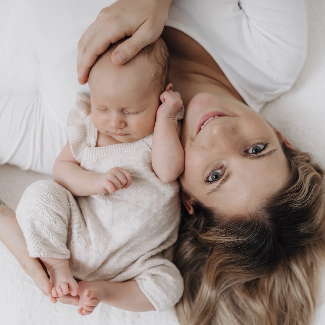 ? Family ?
Ein Foto ist nicht nur ein Bild – es hält die Gefühle, das Lachen und die Liebe dieses Augenblicks fest, als wäre die Zeit für einen Moment stehengeblieben. Gerade bei den Kleinen vergeht die Zeit so schnell, dass man kaum hinterherkommt: In den ersten zwei Wochen kann man oft schon die ersten kleinen Veränderungen sehen, die das Baby jeden Tag wachsen und reifen lassen.
Ein Neugeborenenshooting ist daher etwas ganz Besonderes – es ist wie die Zeit anhalten und die ersten Momente dieses neuen Lebens für immer einfangen. Diese Fotos sind nicht nur Erinnerungen an winzige Hände und sanfte Blicke, sondern auch an die Freude, das Staunen und die unendliche Liebe, die das Herz der Familie füllt. Denn die Bilder werden eines Tages zu wertvollen Schätzen, die uns an diese kostbare Anfangszeit erinnern – an Augenblicke, die flüchtig sind und doch für immer bei uns bleiben.
Ihr möchtet auch solche Momente festhalten ? Dann meldet euch bei mir ??
#neugeborenenfotografie #baby #newbornphotography #newborn #babyfotografie #neugeborenenshooting #newbornshooting #neugeborenes #babyshooting #familienfotografie #newbornbaby #babyfotograf #neugeborenenfotografin #neugeborenenfotos #neugeborenenfotograf #newbornphotographer #babyphotography #photography #nataschakreiplphotography #schwabmünchen #augsburg #Allgäu #bayern #lecheld #kaufering #untermeitingen #landsbergamlech #Landsberg_am_lech #Obermeitingen
