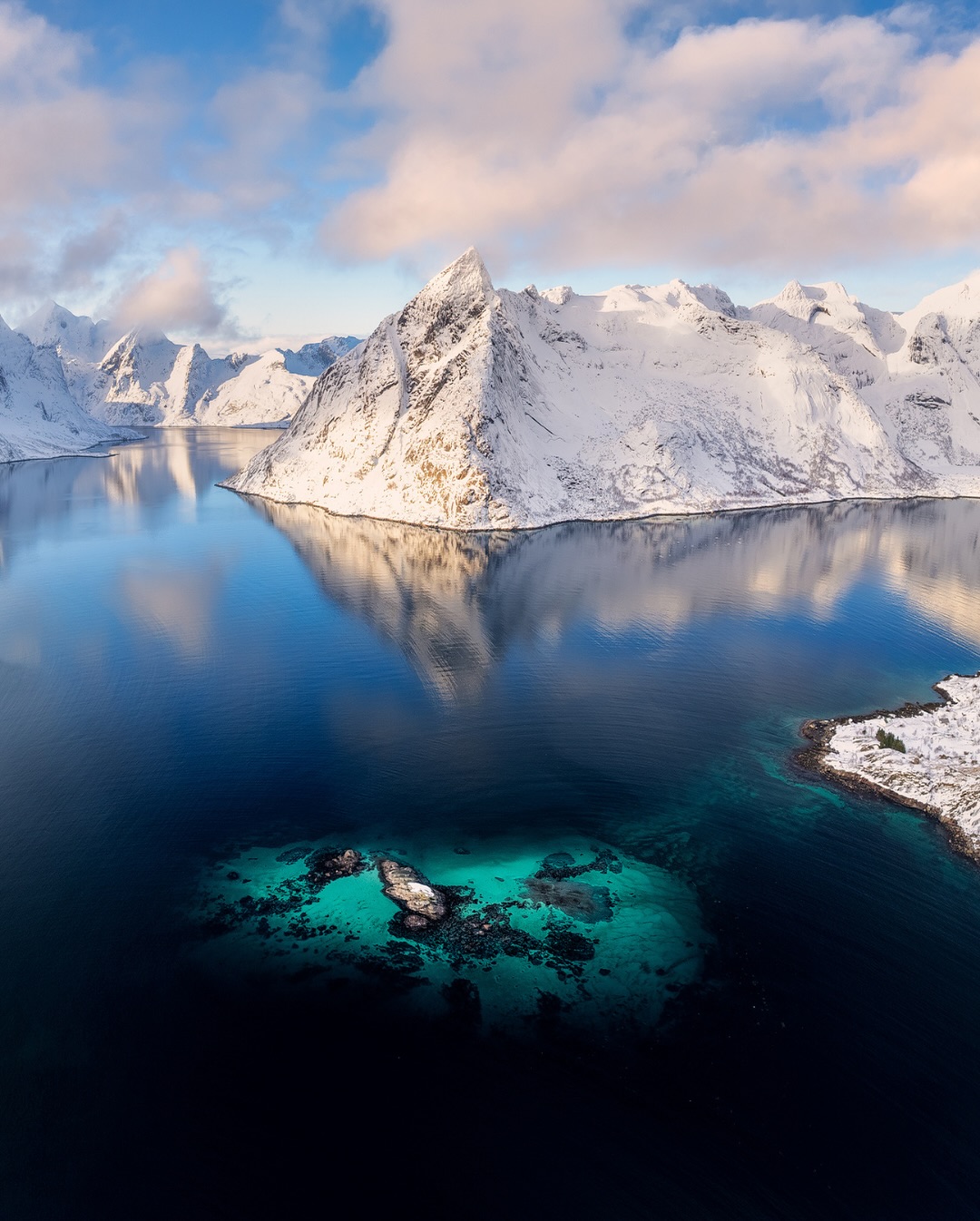 Le saviez-vous 💡chez Kase nous produisons également des filtres pour drone.
Nous avons des CPL (polarisant), des filtres ND (pour la vidéo principalement) et des ND polarisés, dits ND/PL. C’est d’ailleurs un ND/PL qu’à utilisé notre ambassadeur sur cette photo.
KASE : Mais alors, pourquoi utiliser un ND en photo de drone ? Nous avons posé la question à @jeanphilippebellonphotography .
JPB : « J’ai commencé à utiliser les filtres ND/PL à l’époque du Mavic 2 Pro. Je n’envisage pas la photo en drone sans polarisant. J’ai utilisé les ND polarisés car le Mavic 2 Pro était très bon à f/2.8, pleine ouverture, mais devenait sensiblement moins bon dès que l’on fermait. Utiliser un ND/PL me permettait de rester à pleine ouverture et d’avoir une vitesse d’obturation assez basse pour avoir un côté plus doux à la prise de vue et moins figer les paysages marins ».
KASE : Mais aujourd’hui tu es sur le Mavic 3 Pro, est-ce que les contraintes sont les mêmes ? La pleine ouverture tout le temps ?
JPB : « Non, le Mavic 3 Pro a un capteur 4/3 et se comporte exactement comme un objectif normal monté sur un capteur d’appareil. C’est à dire qu’il est moins bon à pleine ouverture et qu’il commence à devenir meilleur en fermant de 2 stops. Mais je continue d’utiliser les ND/PL car ça me permet de garder une vitesse d’obturation assez basse. L’ouverture varie de 2.8 à 11 sur le Mavic 3, mais il est réellement bon uniquement de 4 à 5.6. Le plage d’ouverture est faible si on veut une vitesse d’obturation entre 1/50 et 1/250s ».
KASE : Pourquoi rester sur des valeurs assez basses pour la vitesse ?
JPB : « Pour le rendu tout simplement. Une photo de paysage marin à 1/100s est beaucoup plus belle qu’à 1/2000 surtout lorsqu’il y a du clapot et donc beaucoup de reflets disgracieux. De plus, je trouve la polarisation beaucoup plus forte lorsque la quantité de lumière est atténuée par le ND, cela modifie grandement le rendu de la photo. Et VL est un rendu que j’apprécie ».
Voilà, nous espérons que vous en avez appris sur l’utilisation des filtres ND en photo aérienne. C’est un sujet peu abordé, souvent cloisonné entre la photo et la vidéo.
Abonnez-vous pour plus d’astuces 😉 #teamkase