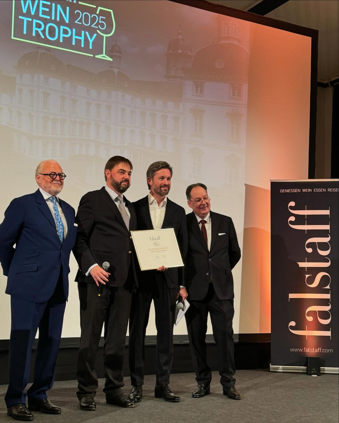 Wir sagen DANKE an das @falstaff.magazin für die Auszeichnung “Kollektion des Jahres 2024” und für einen grandiosen Abend auf @schlossbensberg!
#starkesteam #lemberger #falstaff #grandhotelbensberg #auszeichnung #weingutgrafneipperg #neipperg #wein #vin #vino #wine #schwaigern #vdp #vdpwürttemberg #sommelier #kollektiondesjahres2024