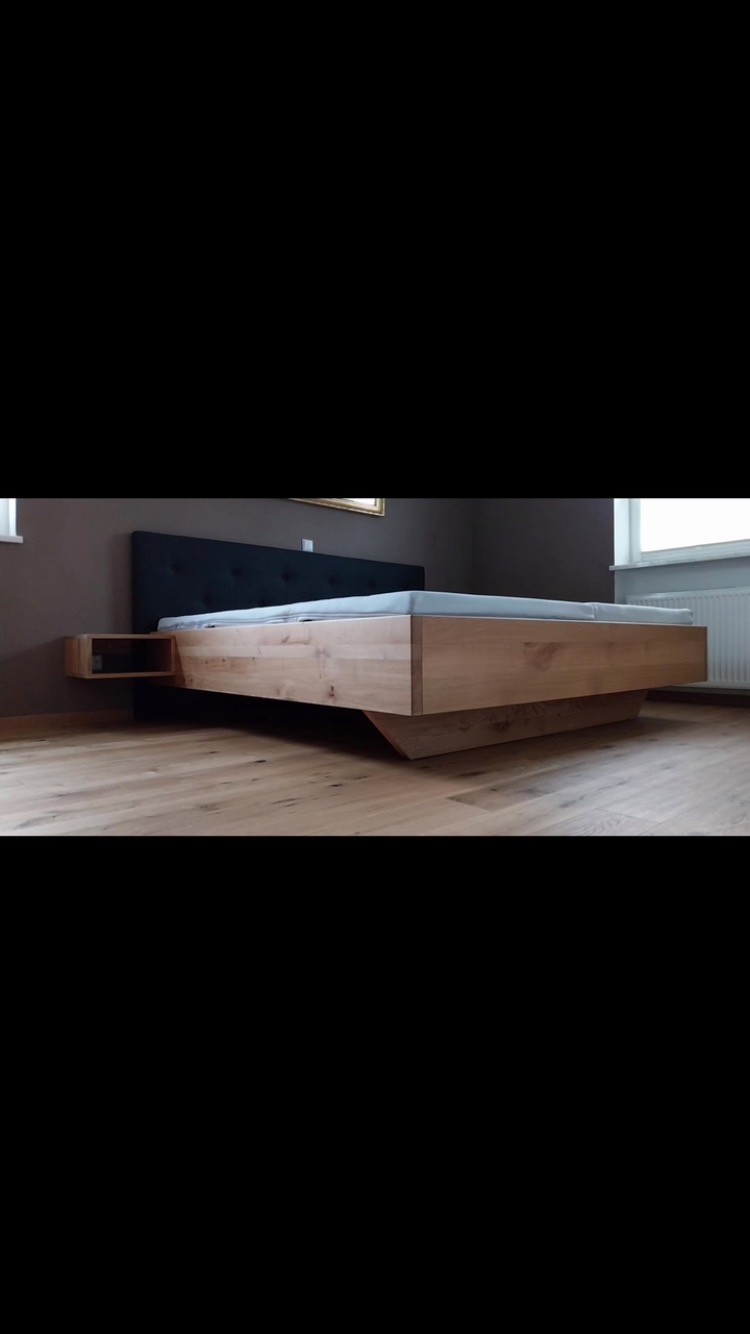 Massiv, stilvoll und pünktlich geliefert! ?
Rechtzeitig vor Weihnachten haben wir dieses wunderschöne Schlafzimmerensemble ?️ aus unserer Werkstatt ausgeliefert: Ein Bett aus massiver Eiche, ergänzt durch passende Nachtkästchen und ein elegantes Kopfteil aus dunklem Lodenstoff.
Unsere Kundin war begeistert – und wir sind stolz, diesen individuellen Wunsch termingerecht umgesetzt zu haben.
Wir wünschen traumhafte Nächte ?️ und eine wundervolle Weihnachtszeit! ✨
#schreineringolstadt #massivholz #eichenmöbel #maßanfertigung #handwerkmitherz #bettnachmaß #lodenstoff #stilvollschlafen #weihnachtsfreude