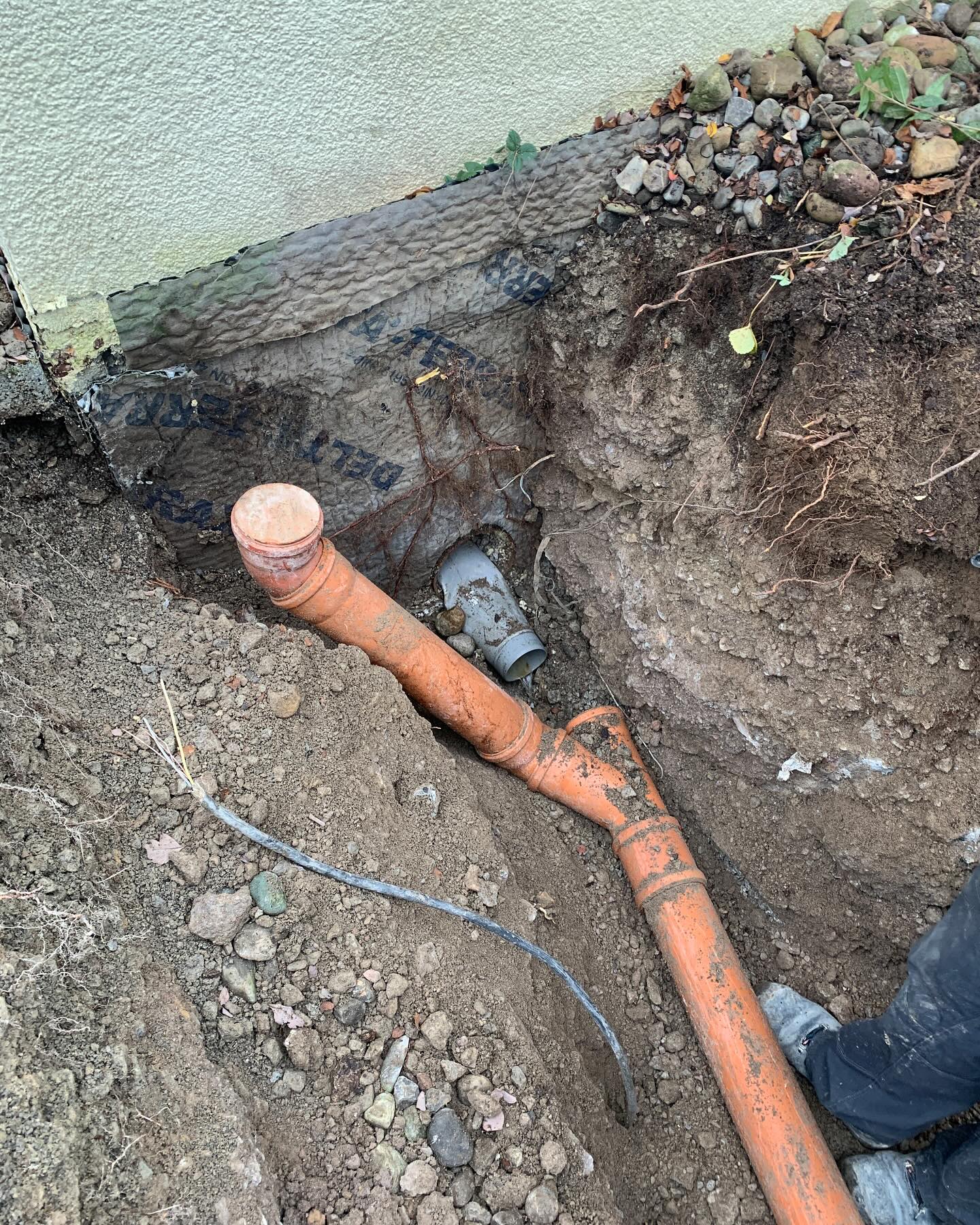 Bauherr: Bei mir läuft das Wasser nicht mehr ab!
Kein Wunder bei so einer Verformung des Rohrs. Hier ist das Erdreich soweit abgesackt, dass das Rohr abgeschert wurde und kein Durchfluss mehr möglich war…
#kanalarbeiten #rohrbruch